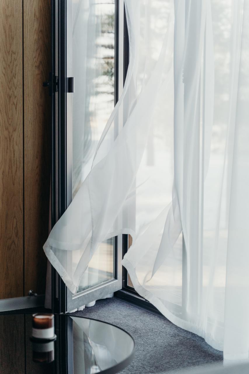 库颜家居 窗外风吹过,轻轻拂过窗帘,漫过房间的每一个角落,带来一股