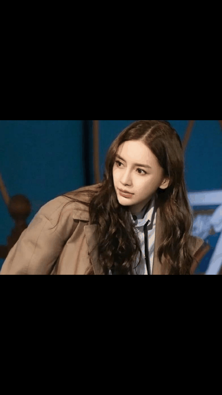 #gif创作人# 杨颖,意识到危机了? 11月5日,杨颖发文称,自己正在和朋友