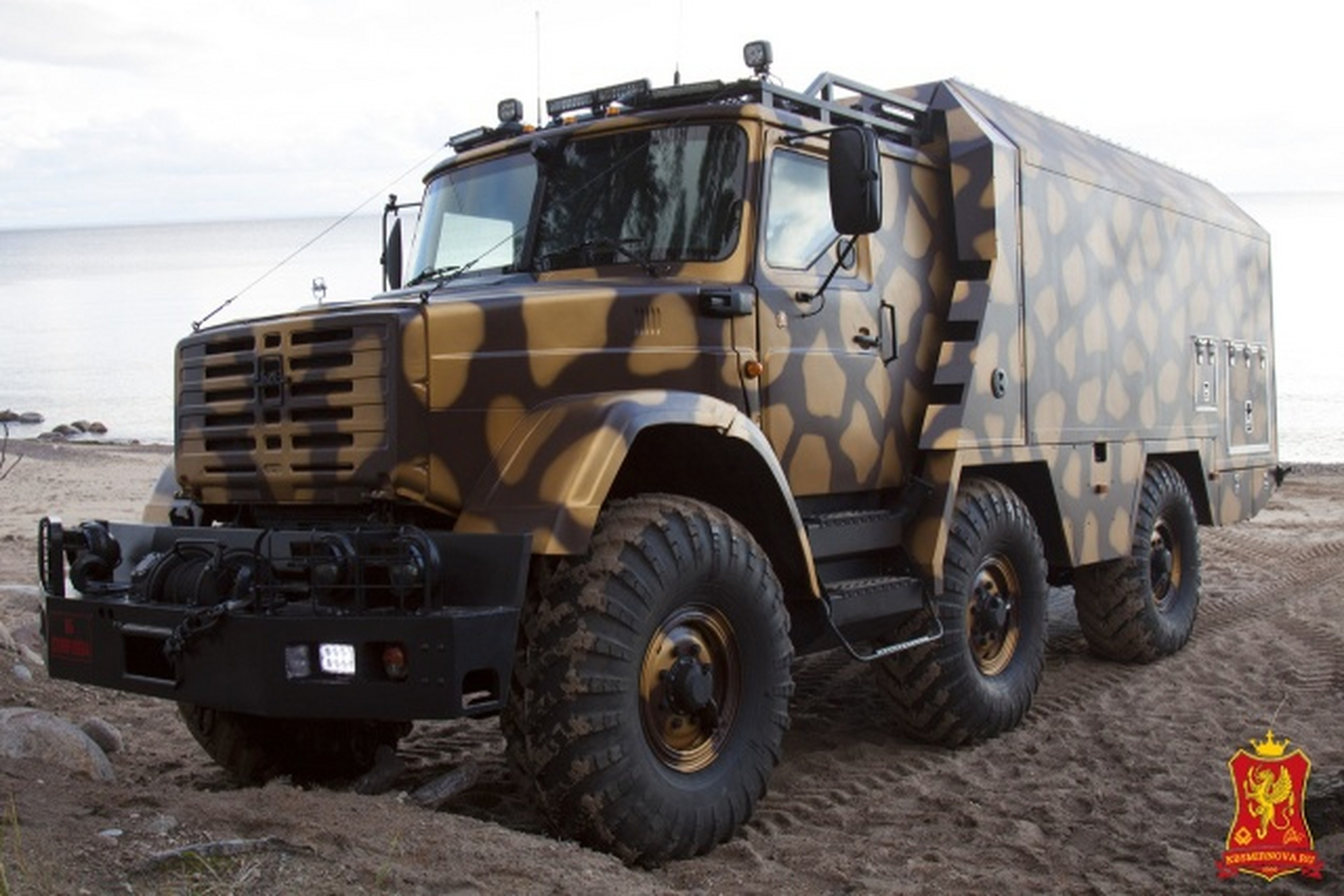 俄罗斯越野卡车爱好者俱乐部奇思妙想把一辆吉尔-131卡车改装成了豪华