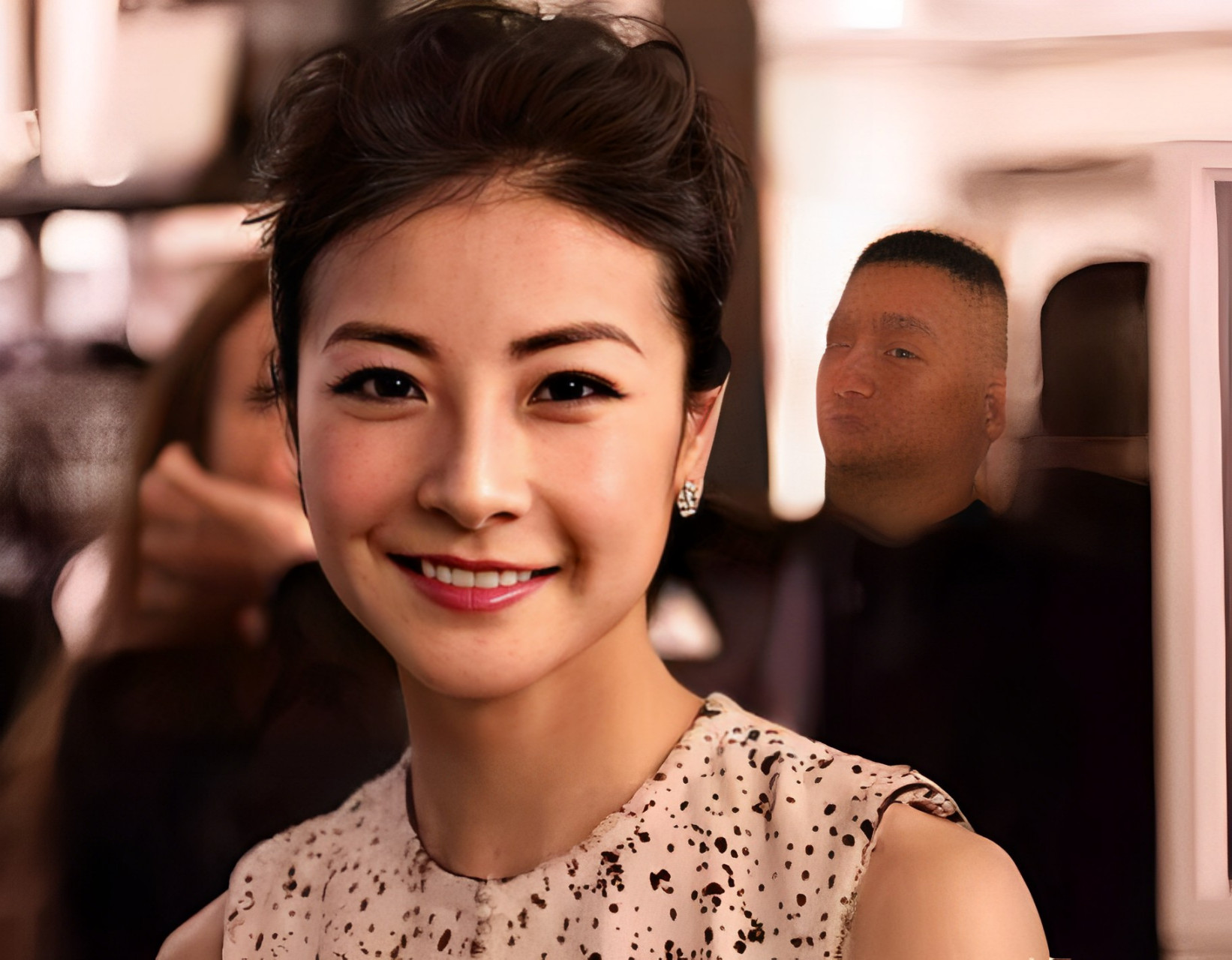 2007年,34岁的美女主持人杨蕾·闪婚与土豆网总裁王微结婚,婚后仅一年