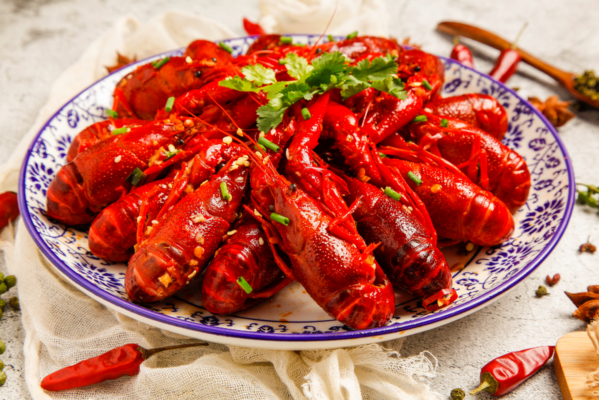 【湖北潜江小龙虾迎来销售旺季,潜江小龙虾全产业链产值或达千亿元】