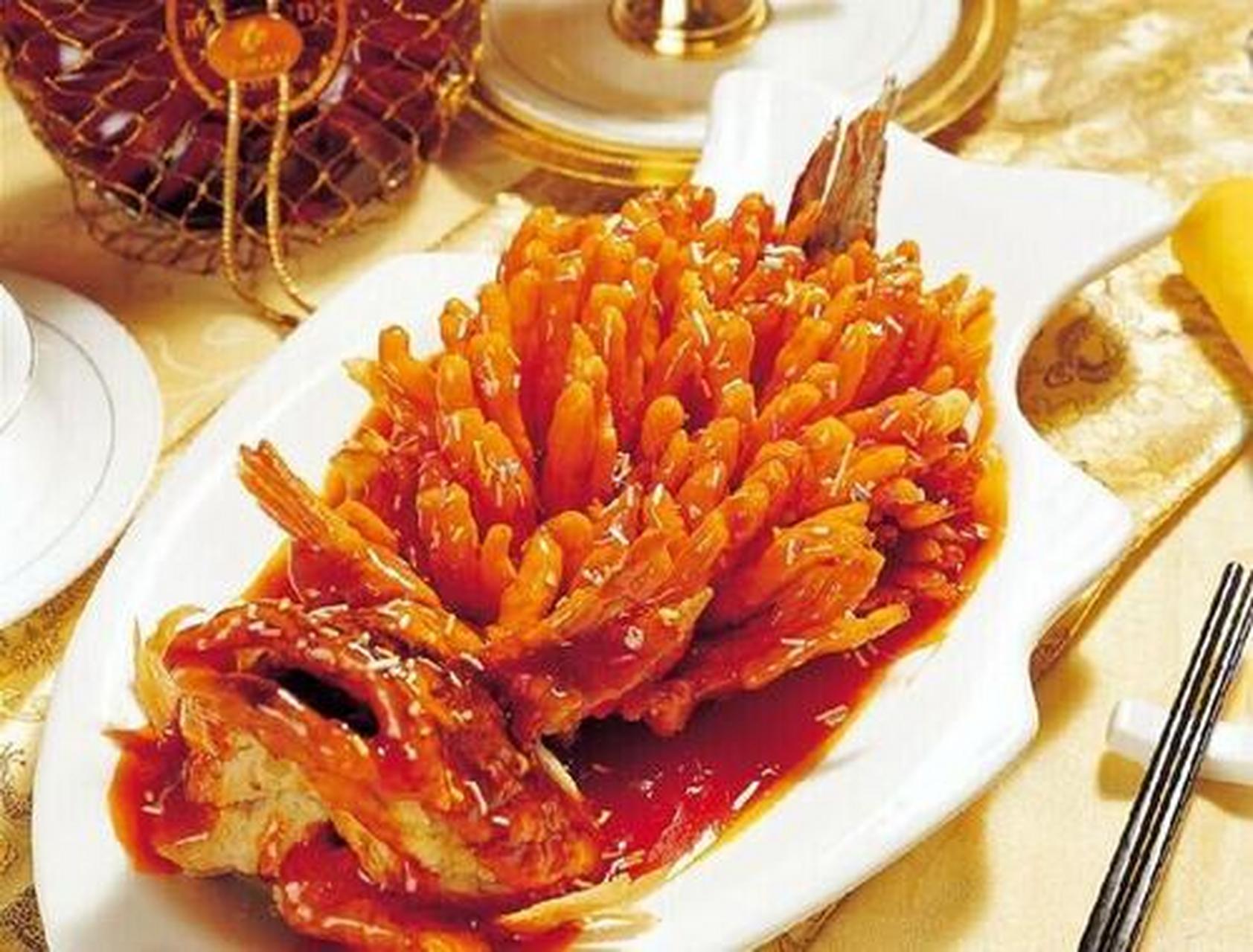 珊瑚鳜鱼虽是名菜,不过在武汉的小餐馆却不常见,因其选材讲究,制作