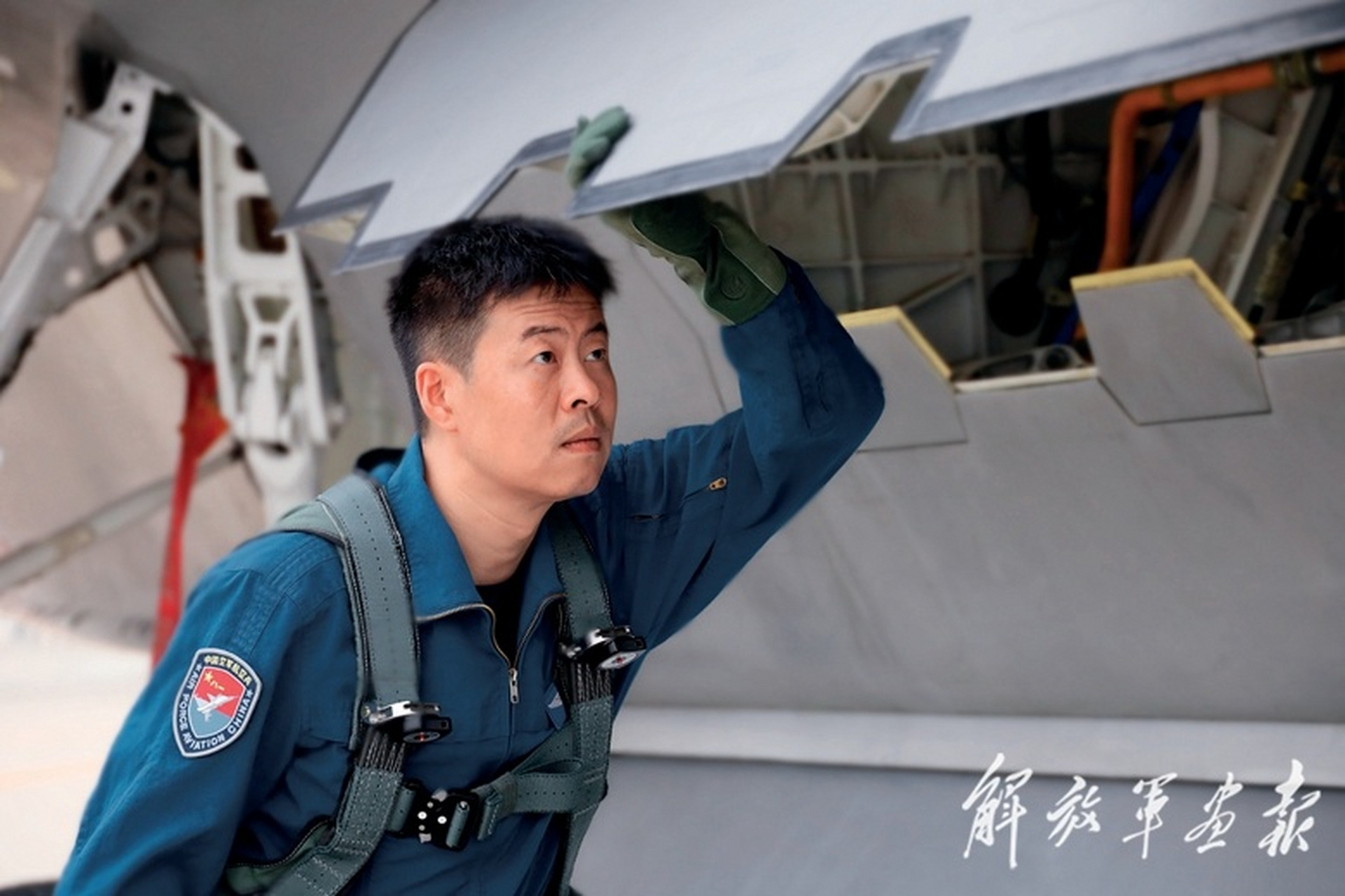 谈起惊心动魄的试飞经历,郑鑫说,雷锋在部队多次立功受奖,靠的是锐意