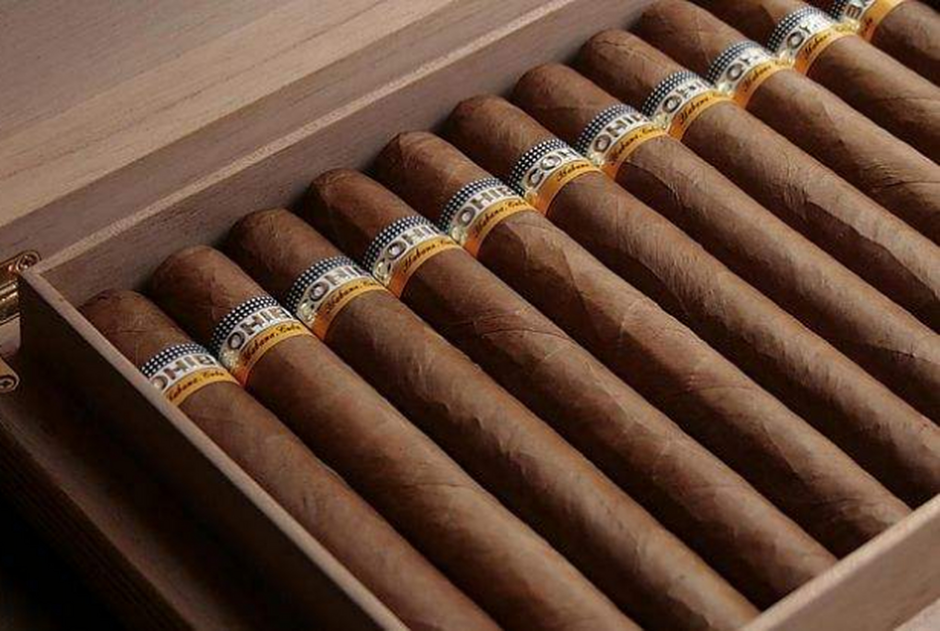 世界十大最贵的烟 黄鹤楼上榜   1,chigar牌碎钻链子雪茄    2,好彩