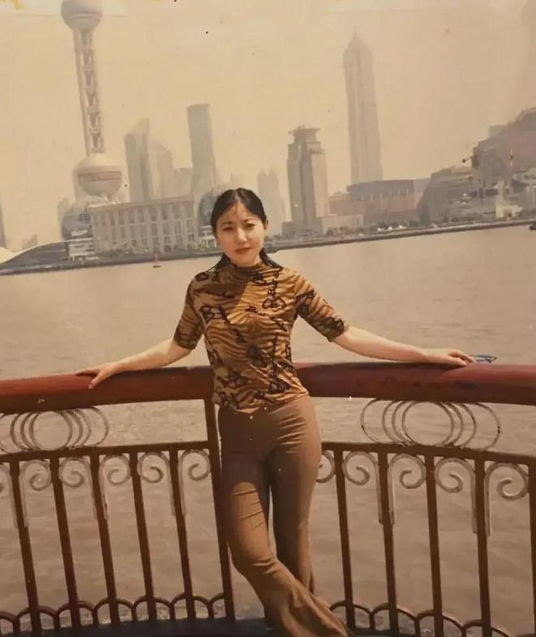 在上世纪90年代的上海外滩,一位年轻时尚的女性留下了一张照片,她的
