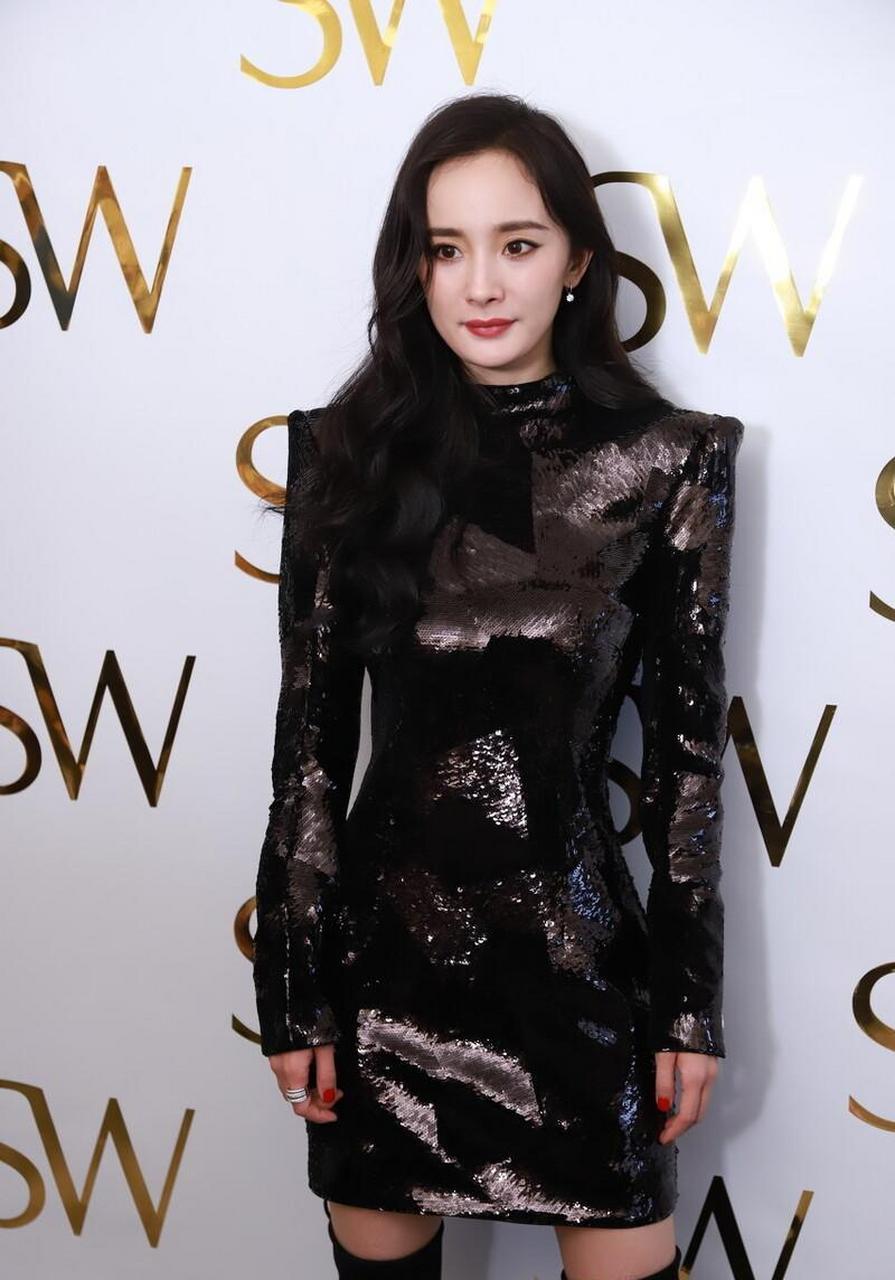 杨幂依然少女心泛滥,礼服上身只用大蝴蝶结来遮,美到让人流鼻血