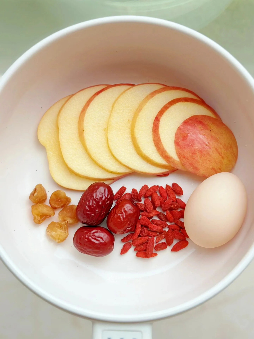 坚持喝了一段时间,出门都被夸气色好  食材: 苹果 红枣 桂圆 枸杞