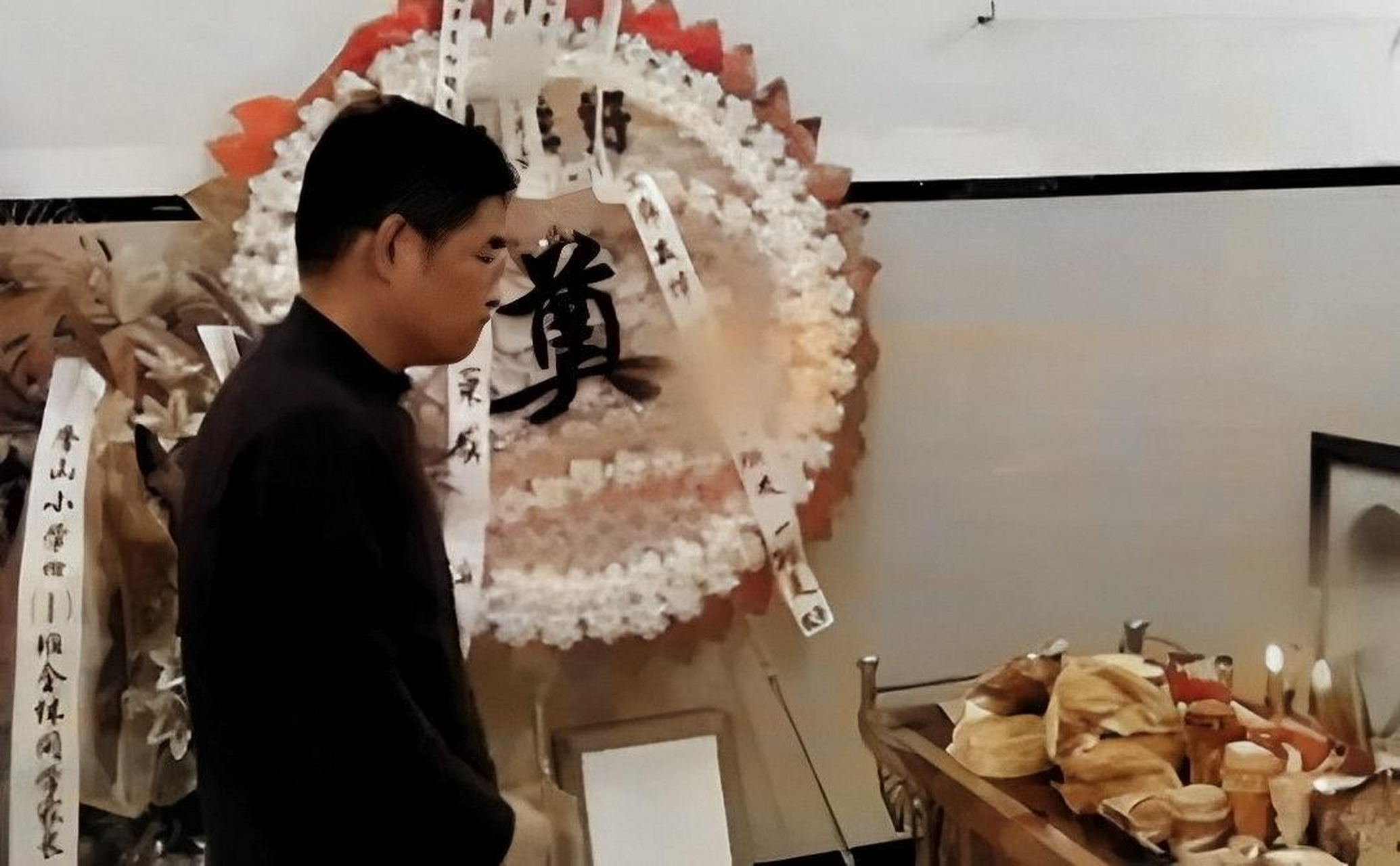 在他9岁的儿子被刺伤后,叶万焕在殡仪馆度过了六个月,没有理发或剃须.