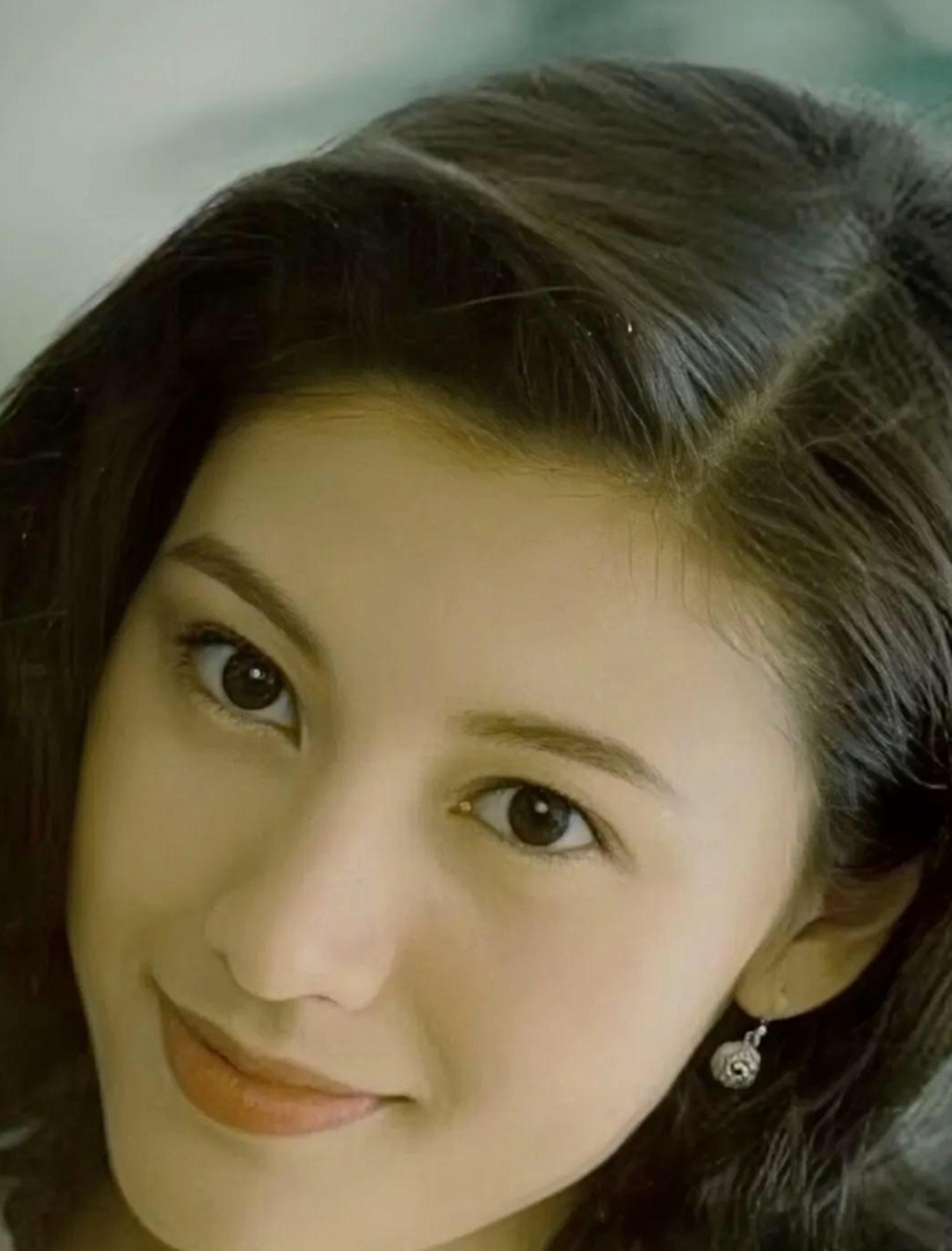 李嘉欣是中葡混血儿,气质美妙优雅,被誉为"东方明珠".