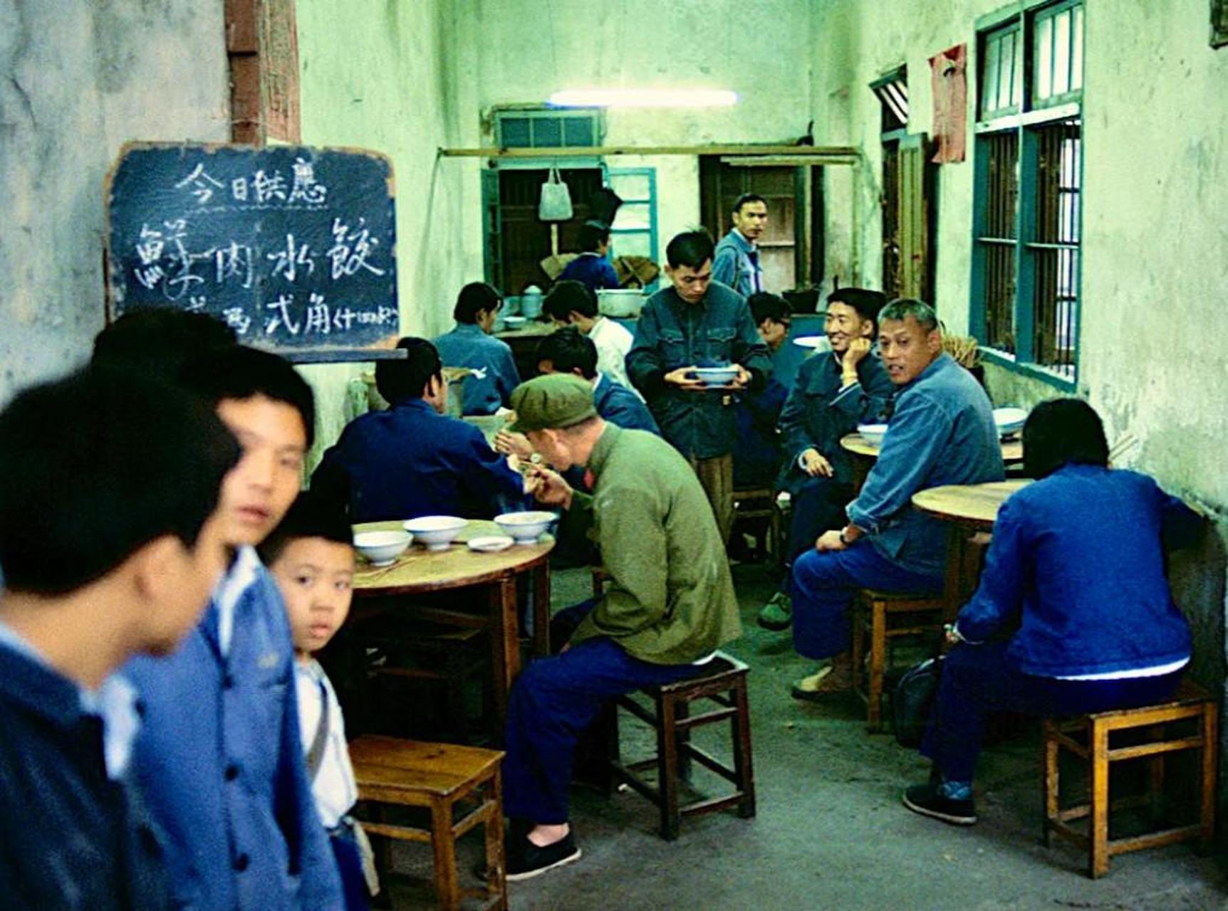 [火焰]1978年的老照片,江苏无锡的夫妻店,二两鲜肉水饺有十四个,只需