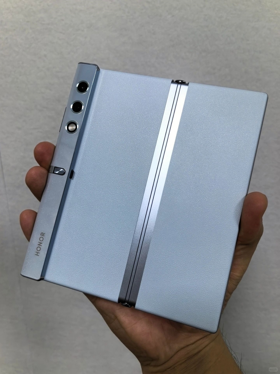 荣耀v purse  骁龙778g的处理器,高度类似华为mate xs2的外观,双摄