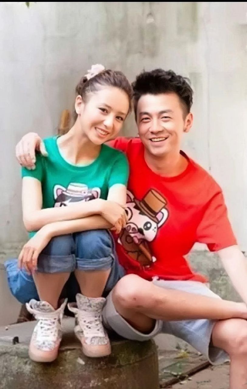 多年前,佟丽娅和雷佳音曾一同合影,当时的佟丽娅身材娇小玲珑,而雷佳