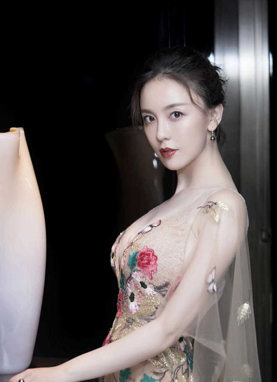 人气女星吕佳容受邀出席华谊时尚盛典,当晚,吕佳容身穿一袭纱质米色及