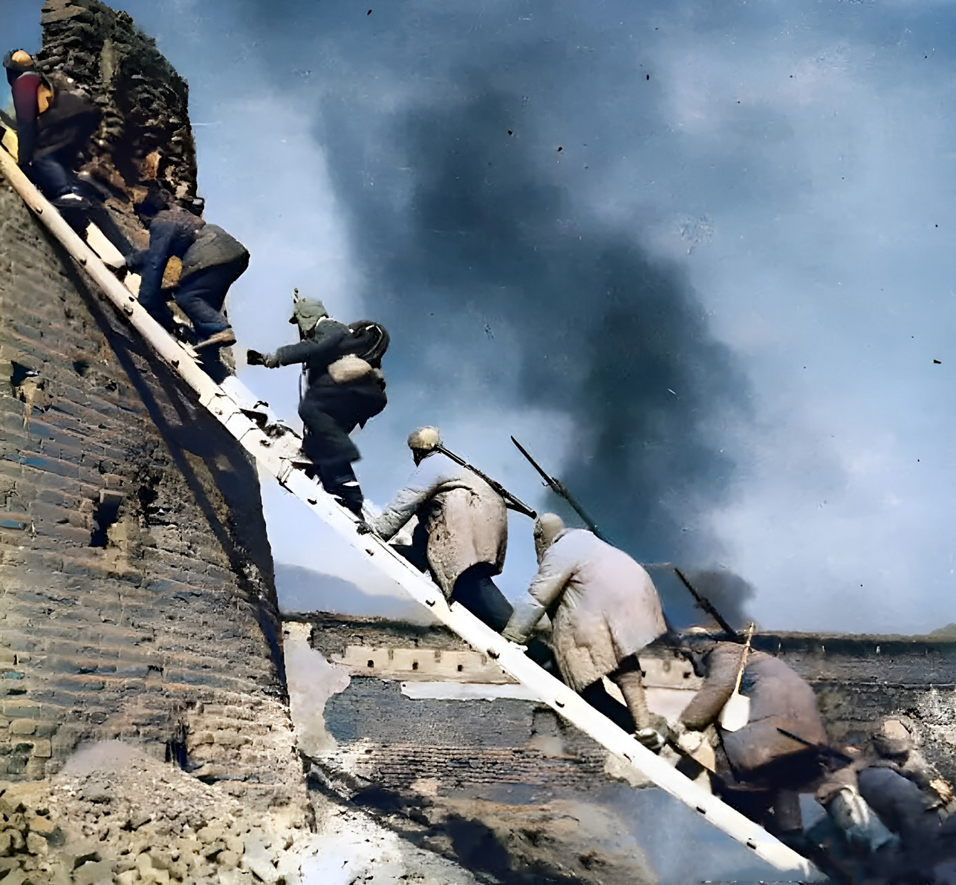 1949年4月,太原战役,解放军战士英勇地冲进太原绥靖公署,将里面的敌