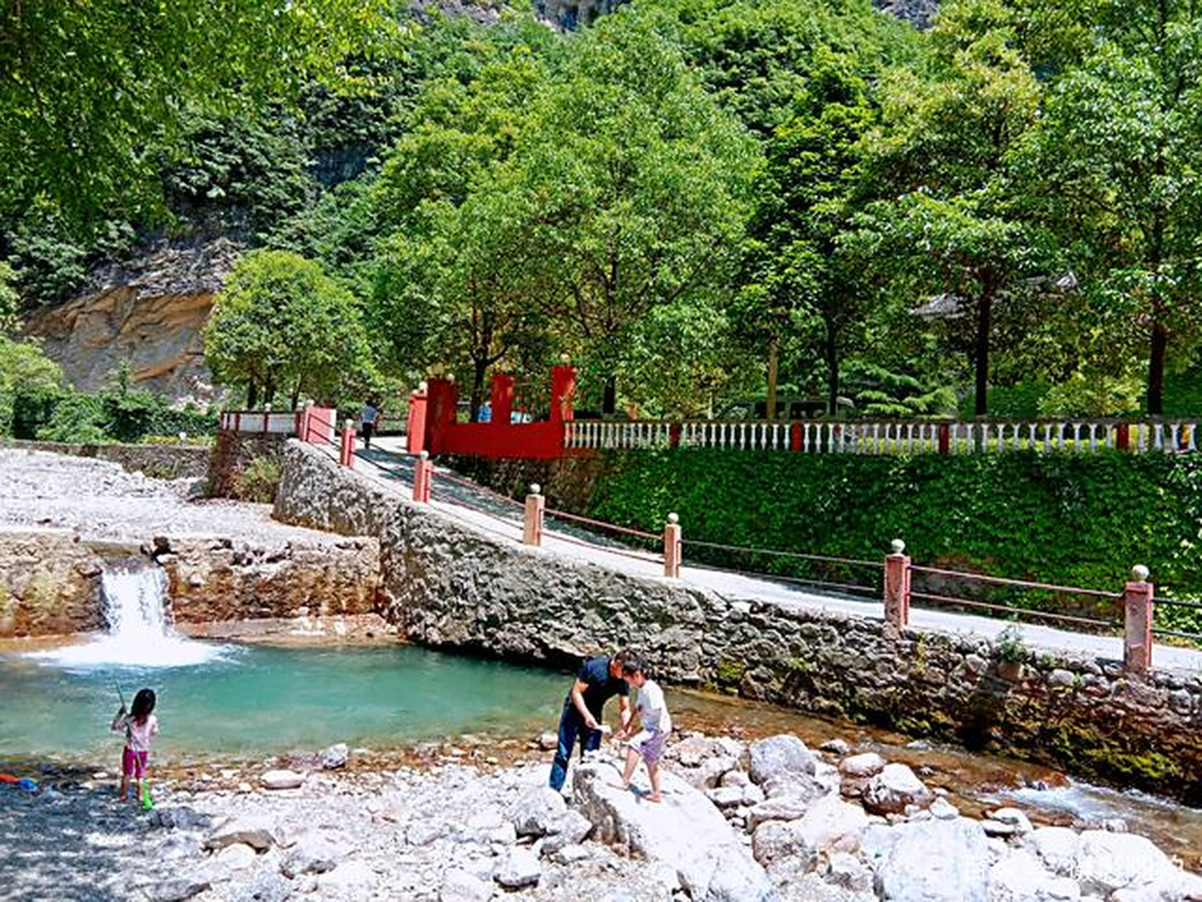 万源鱼泉山:在整个景区内峰峦叠翠,葱茏秀美,溪山明净,洞天奇幽,在
