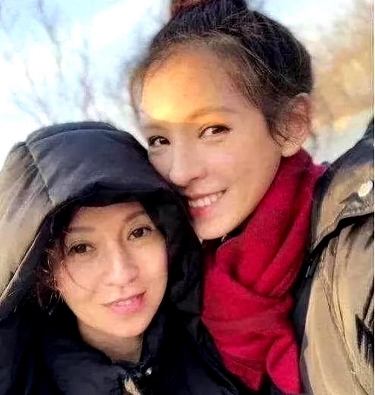 张予曦的面容过于精致,许多人会怀疑她是否整容,但是看到她和妈妈的