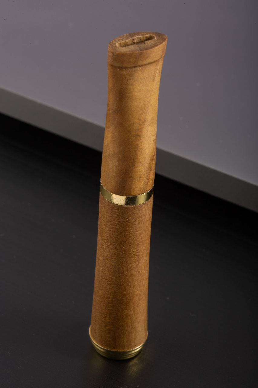 首先,金丝楠木质地细密,是难得一见的好物;其次,绿伞金丝楠净烟器造型