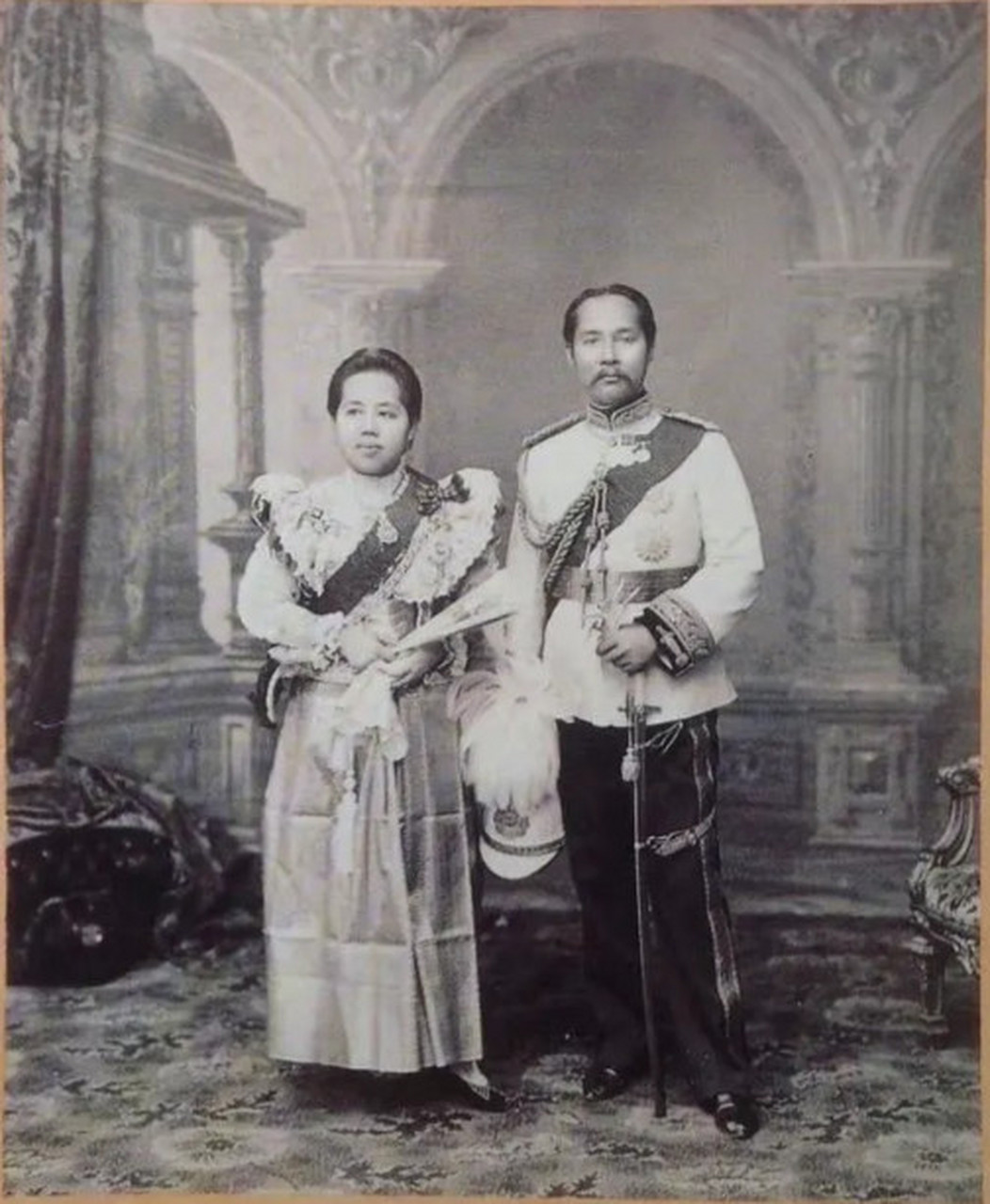1897年,泰国国王拉玛五世(朱拉隆功)与妻子 ,二人是同父异母的兄妹,都