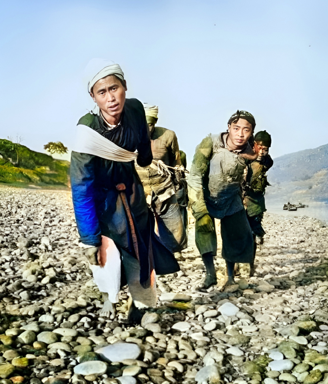 这些纤夫专以纤绳帮人拉船为生.由于天气太冷,这些纤夫才穿上了衣服.