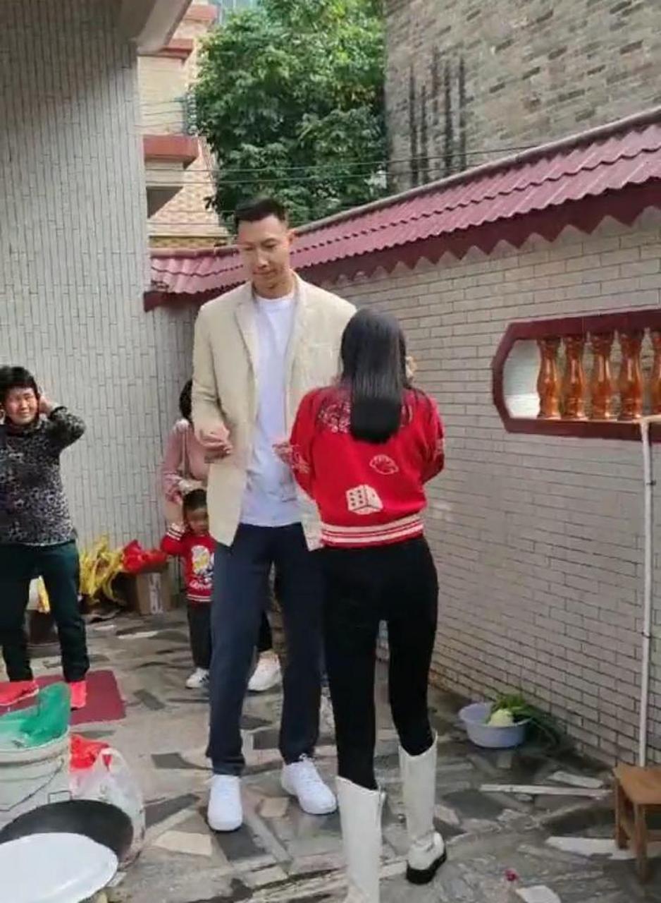 这是易建联的老婆吗?看起来挺漂亮的,不愧是模特出身 #搞笑趣味图