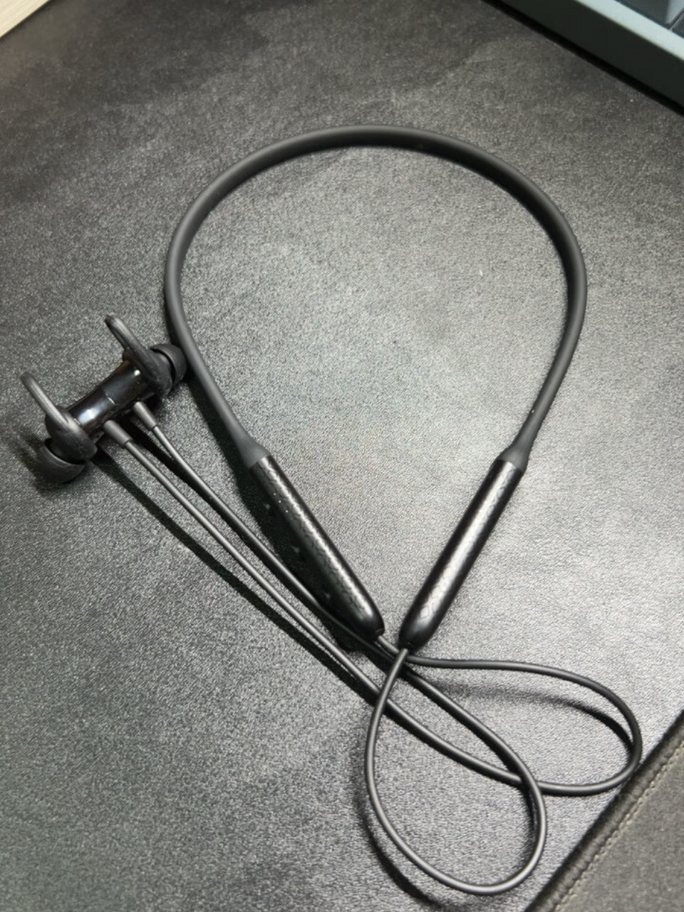 漫步者(edifier)w200bt free 颈挂式无线运动蓝牙耳机是一款专为运动