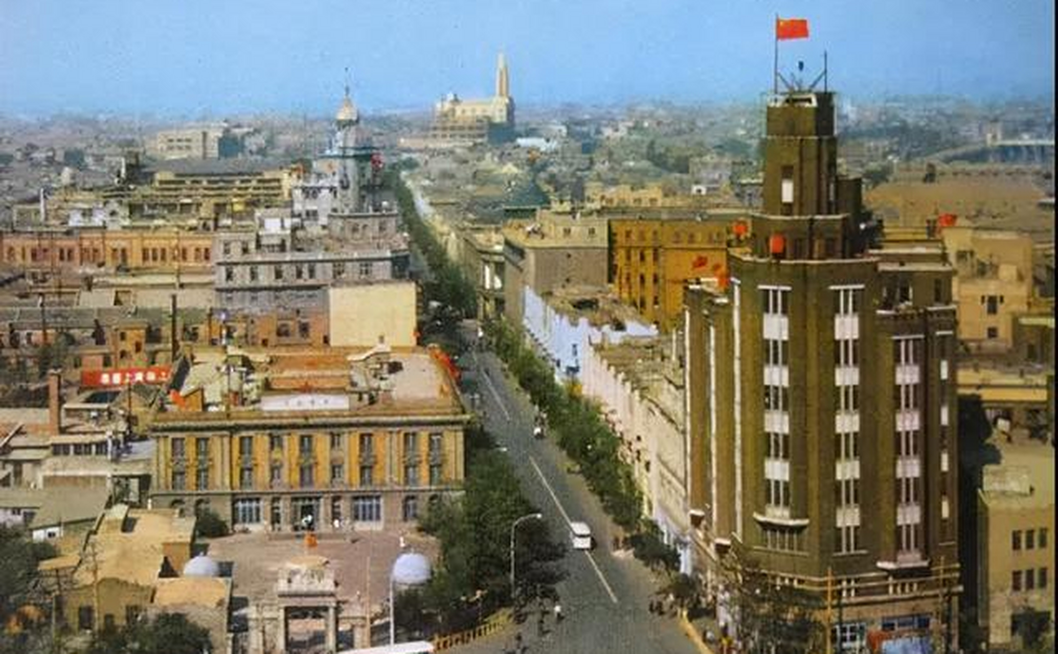 这条路在当年连接了华界与租界,是一条传统商业街区,繁华了几十年,被