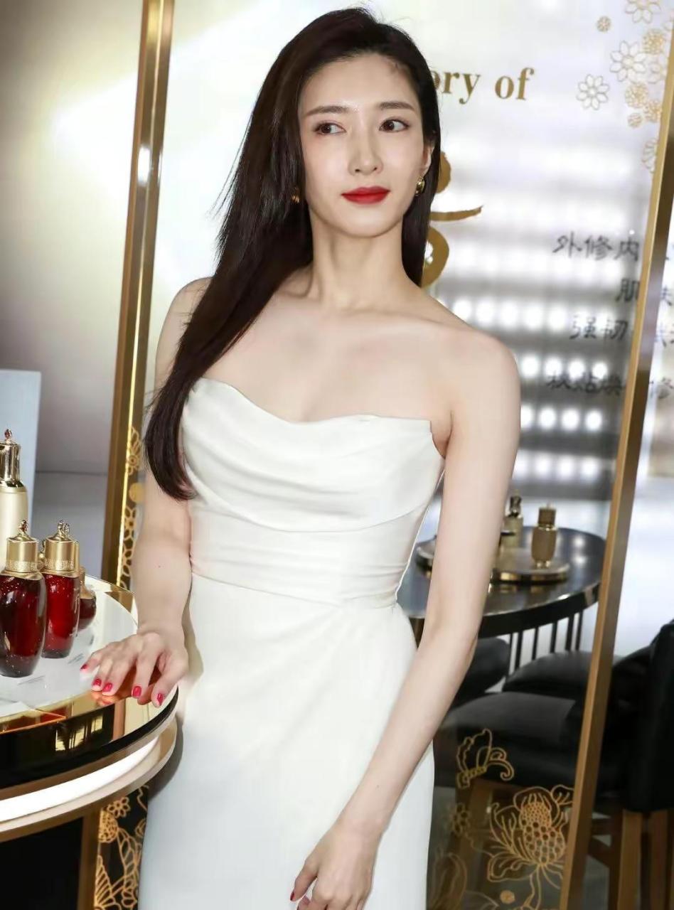 气质女神江疏影肤白貌美大长腿,脚踩高跟鞋真好看