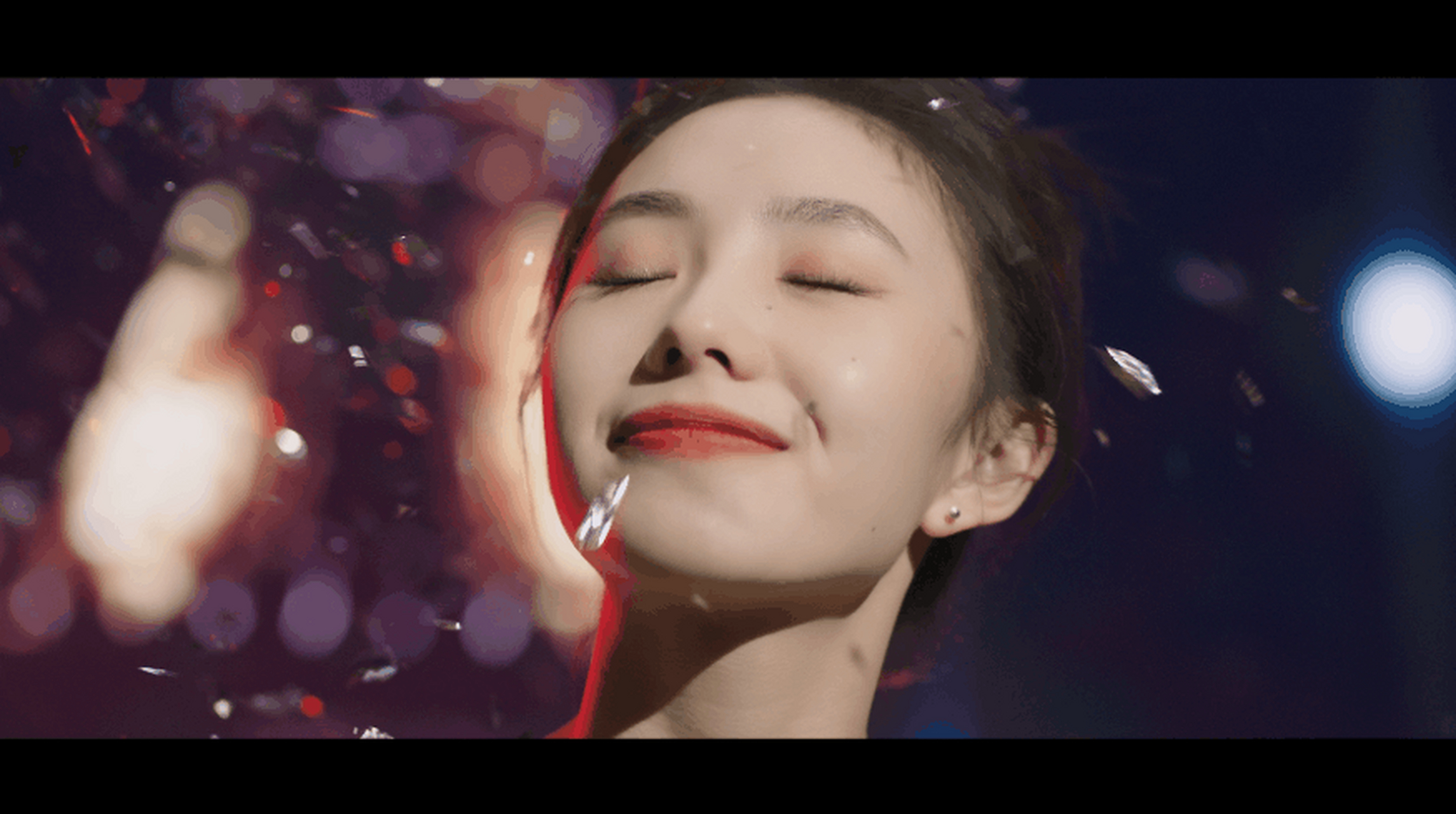 她,就是出道就出演张艺谋电影《一秒钟》女主,如今凭借《送你一朵小