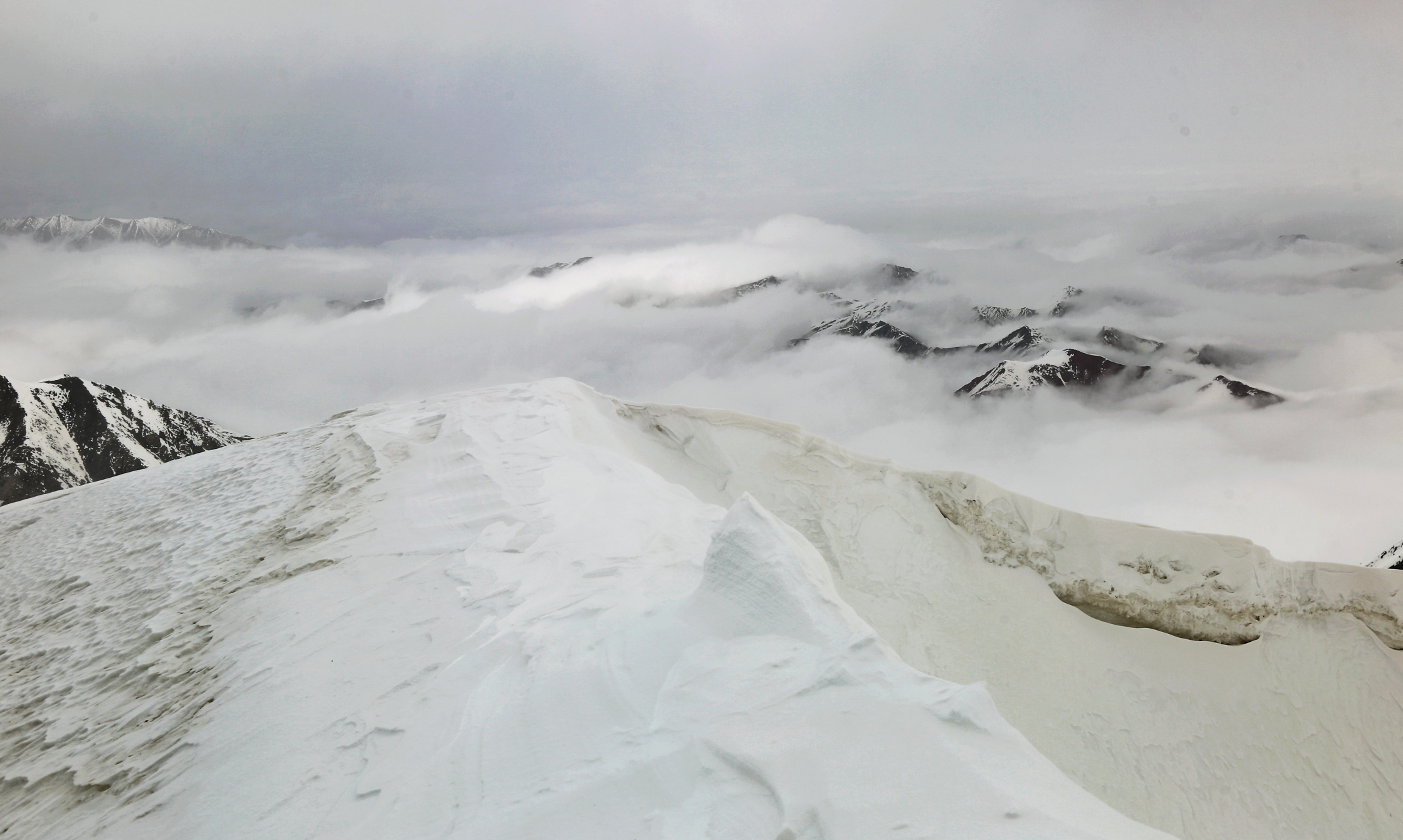 最好的诠释:山舞银蛇,原驰蜡象——被白雪覆盖凸凹起伏的山峦像银蛇一