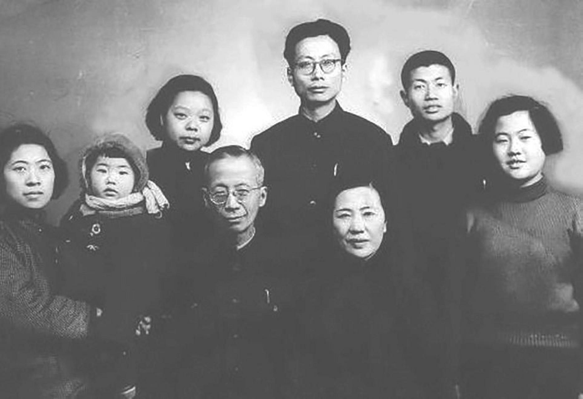 1933年,23岁的钱钟书决定追求清华才女赵萝蕤.