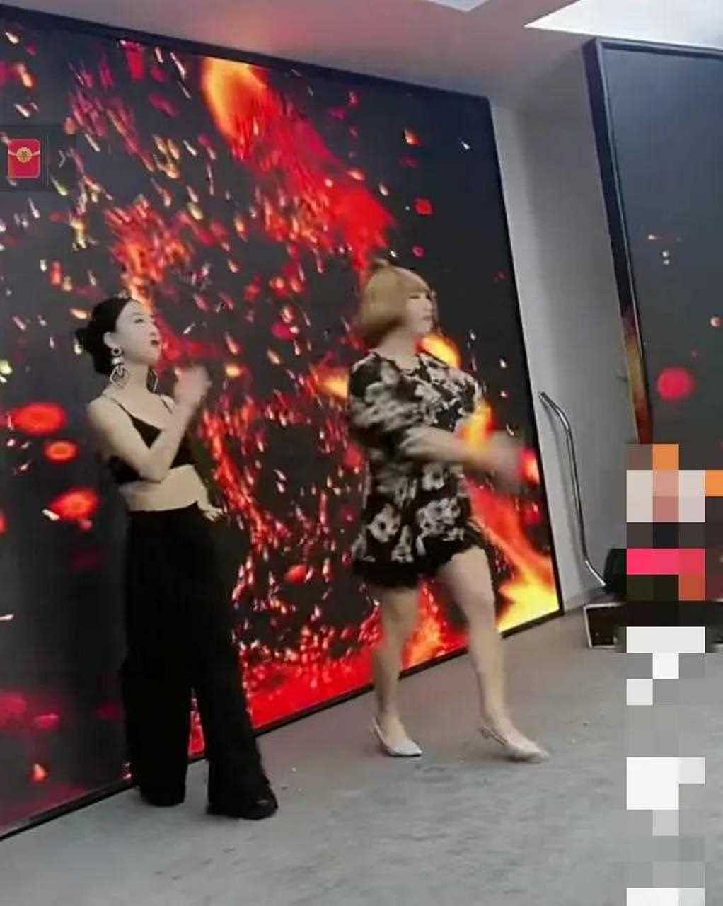 张开凤与上官李桂兰一起跳舞,由于张开凤身材苗条,有腹肌,女神气质