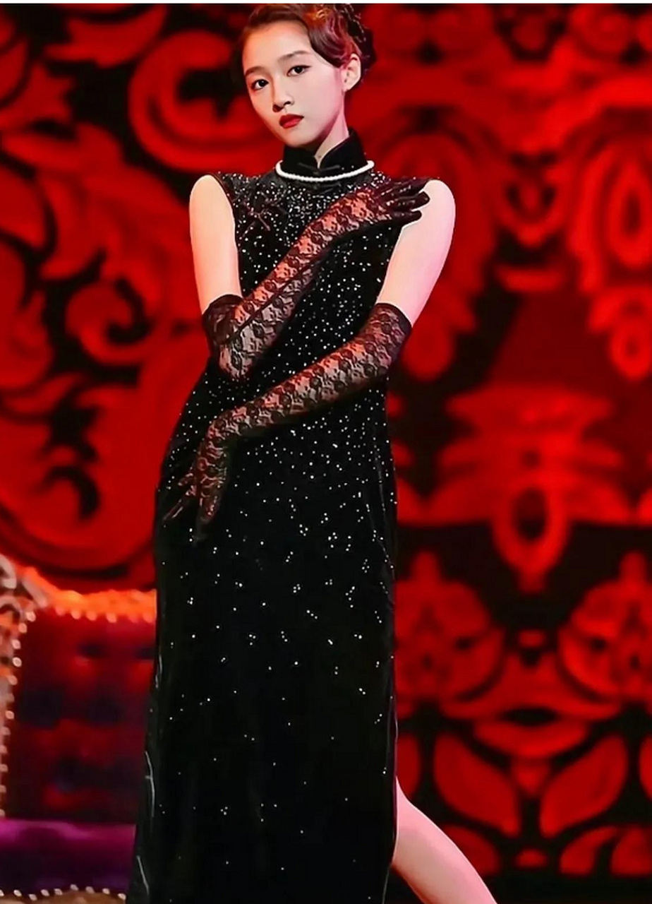 关晓彤黑色亮片旗袍造型太惊艳了!