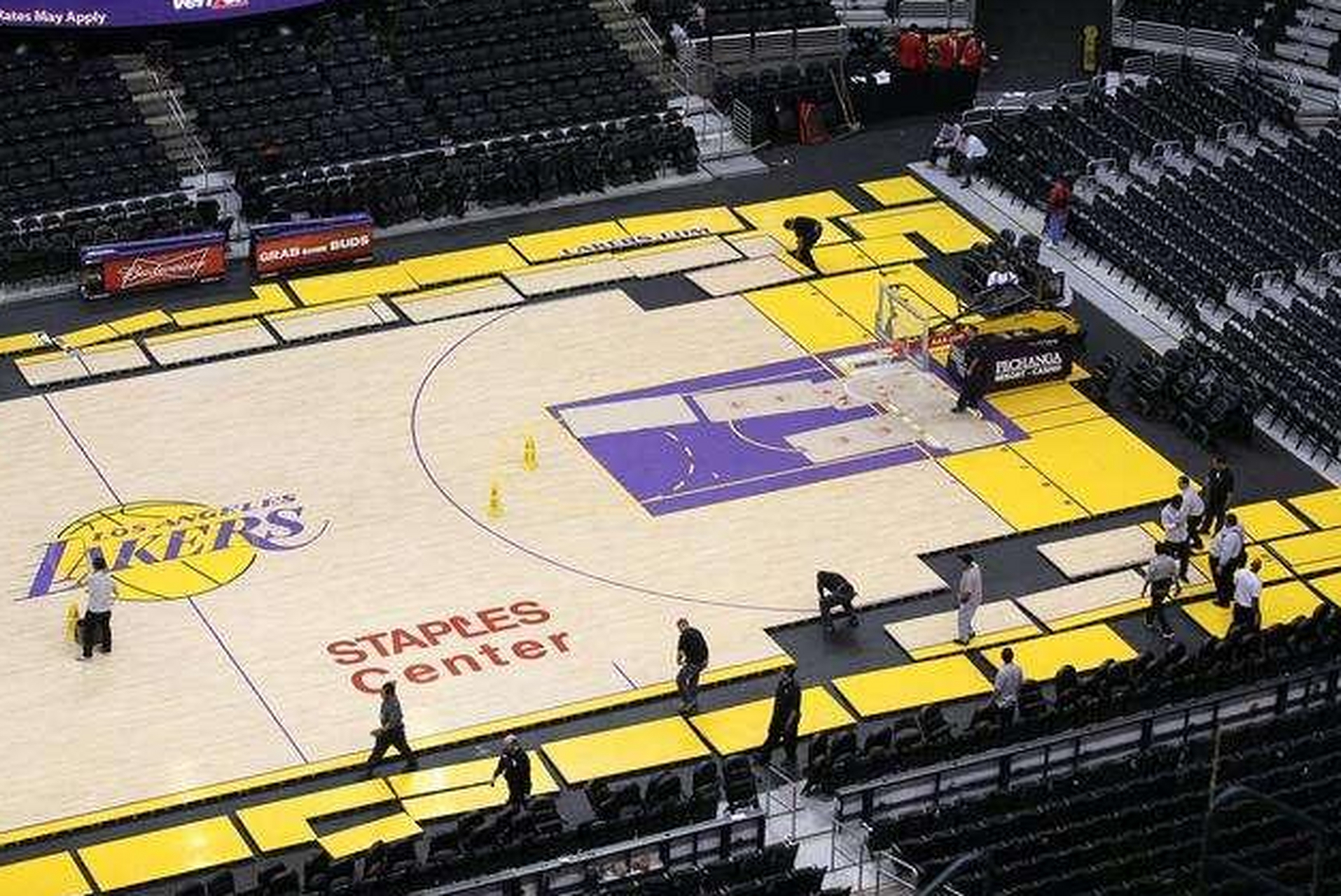nba两队同一球场地板怎么换,比如说湖人和快船?