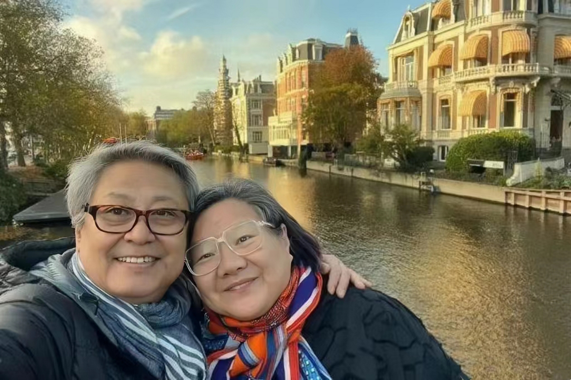 洪晃与四婚老公杨小平法国近照曝光,颇有夫妻相!