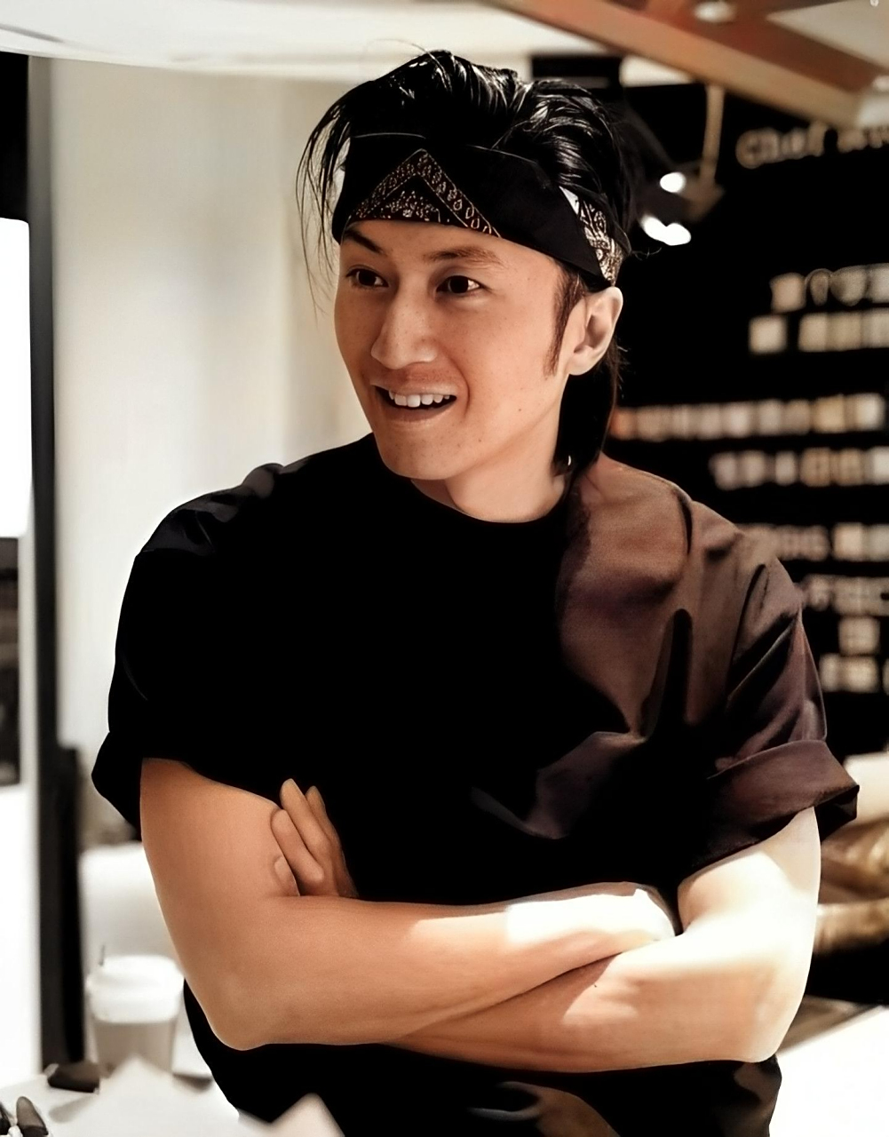 43岁的谢霆锋轻松地梳着道明寺的发型,嘴里叼着一根意大利面条.