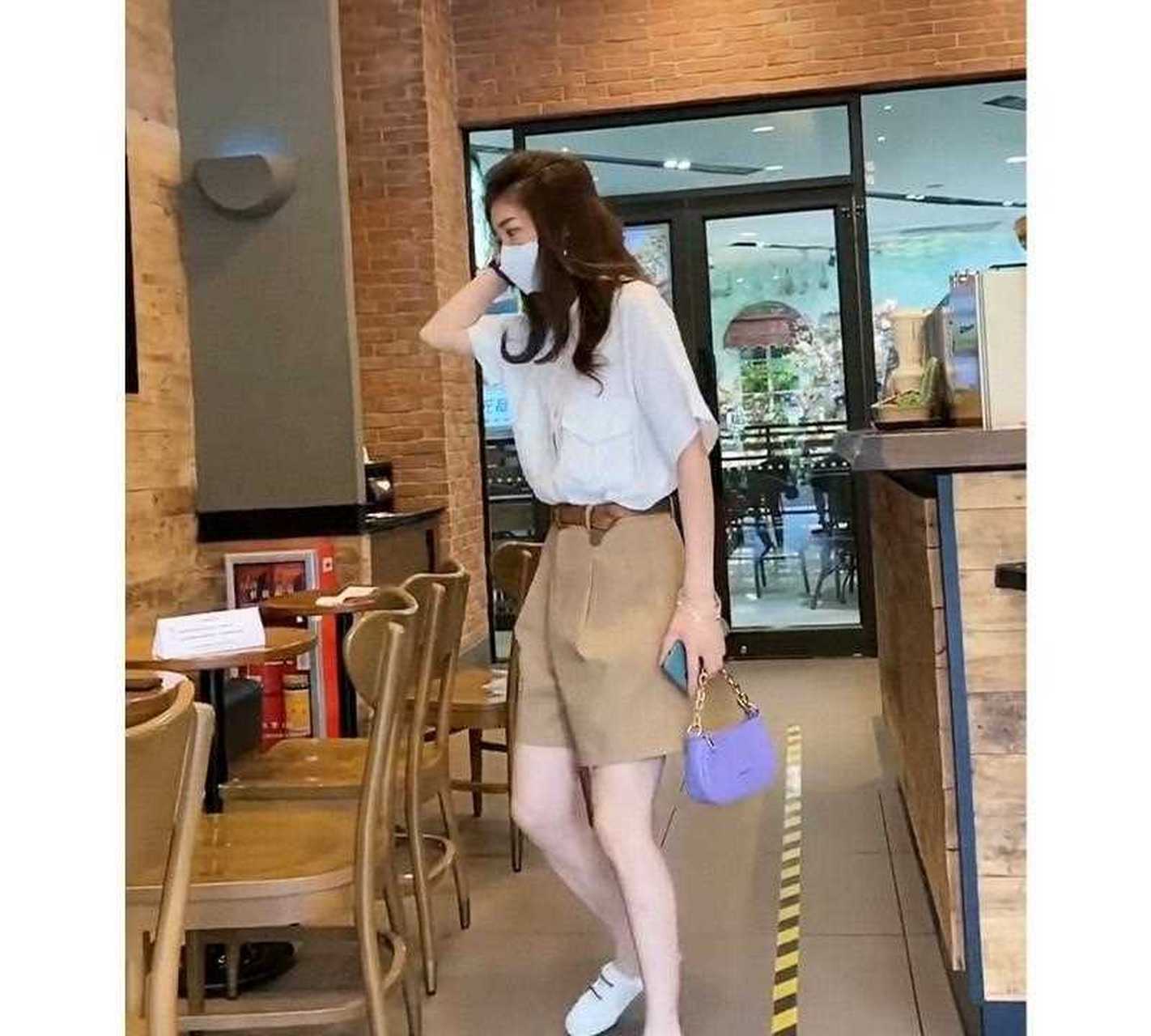 初超时髦的泫雅风两件套搭配,百搭气质显高挑,上身白衬衣的衬托,带点