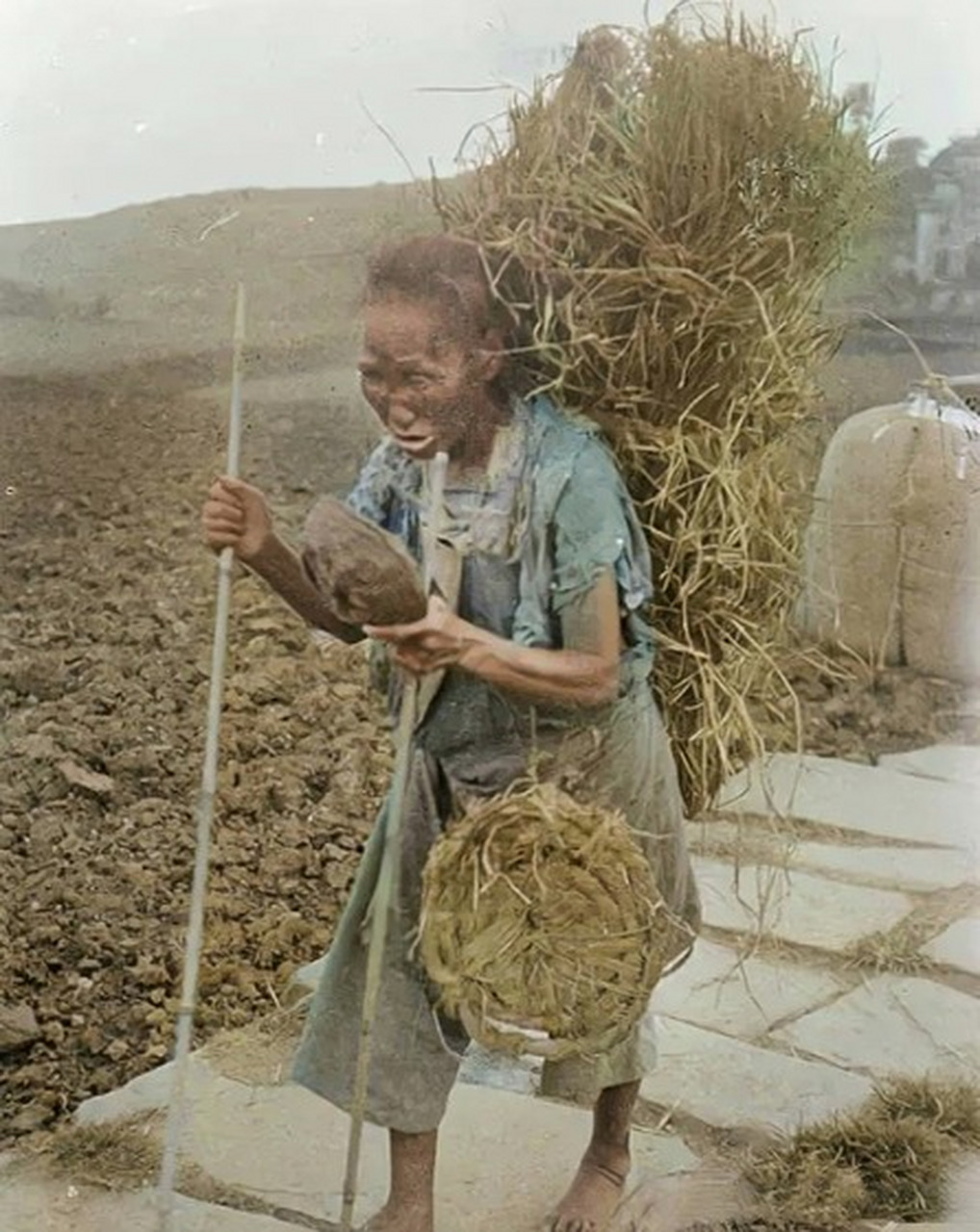 1942年河南大饥荒时期,一位洛阳逃荒老人背着简陋的行囊,表情哀愁,一