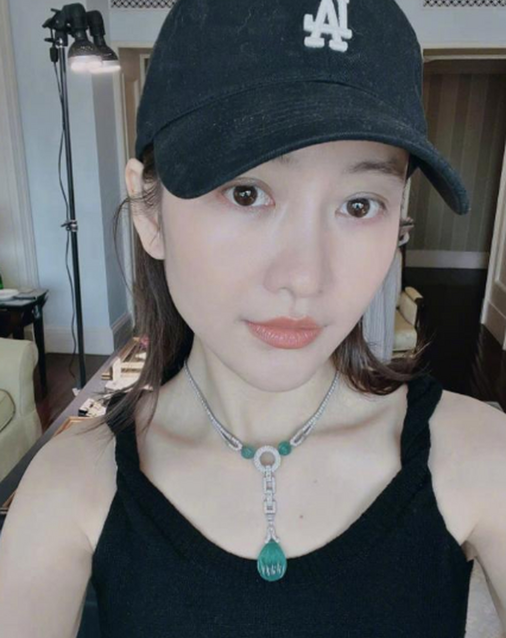 照片是王鸥的近距离怼脸自拍照,展现了她的超凡皮肤和迷人气质.