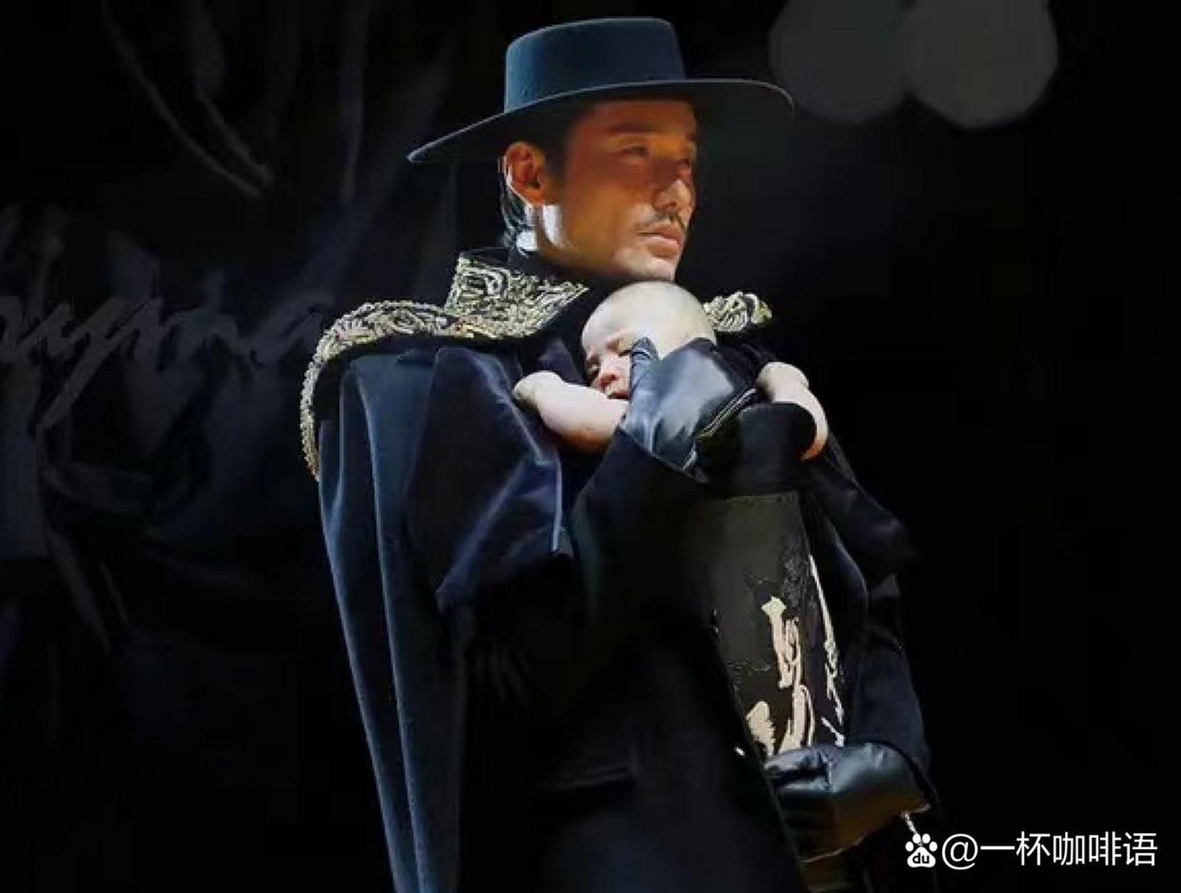 胡兵抱着婴儿走秀,尽显铁骨柔情,太暖了!