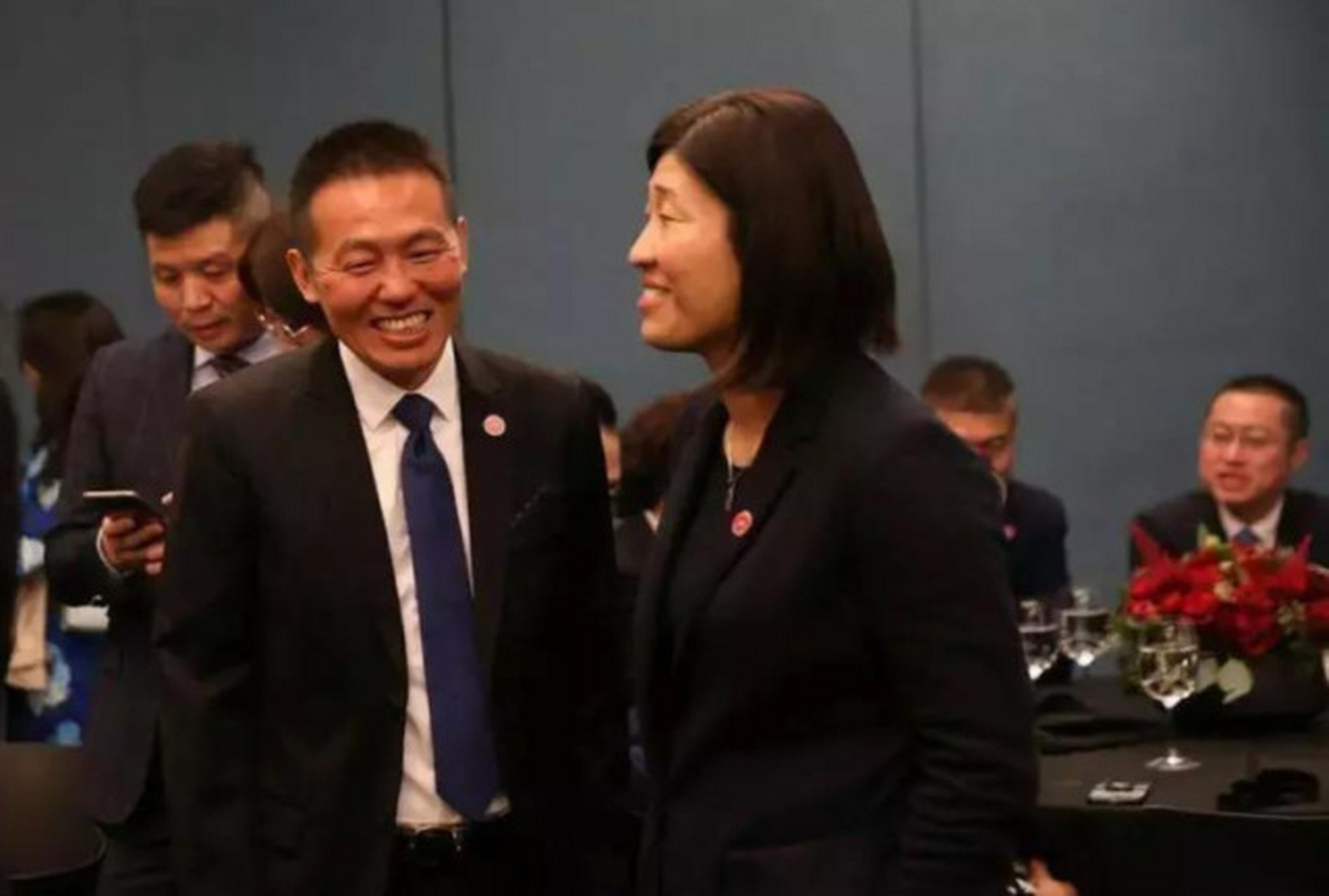 1999年11月,华为副总裁李玉琢,以身体不适和常年与家人分居为理由,向