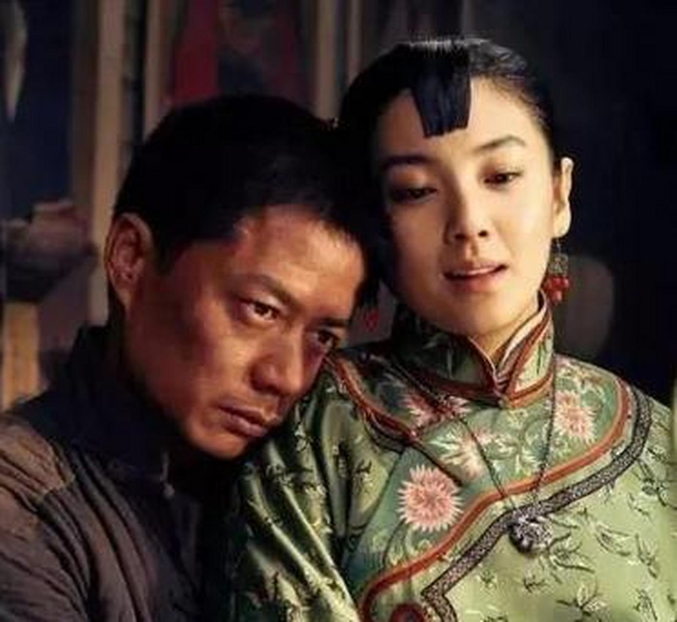 仙草和白嘉轩洞房的时候在腰上和小腹裤腰上系了六个棒槌,白嘉轩见了