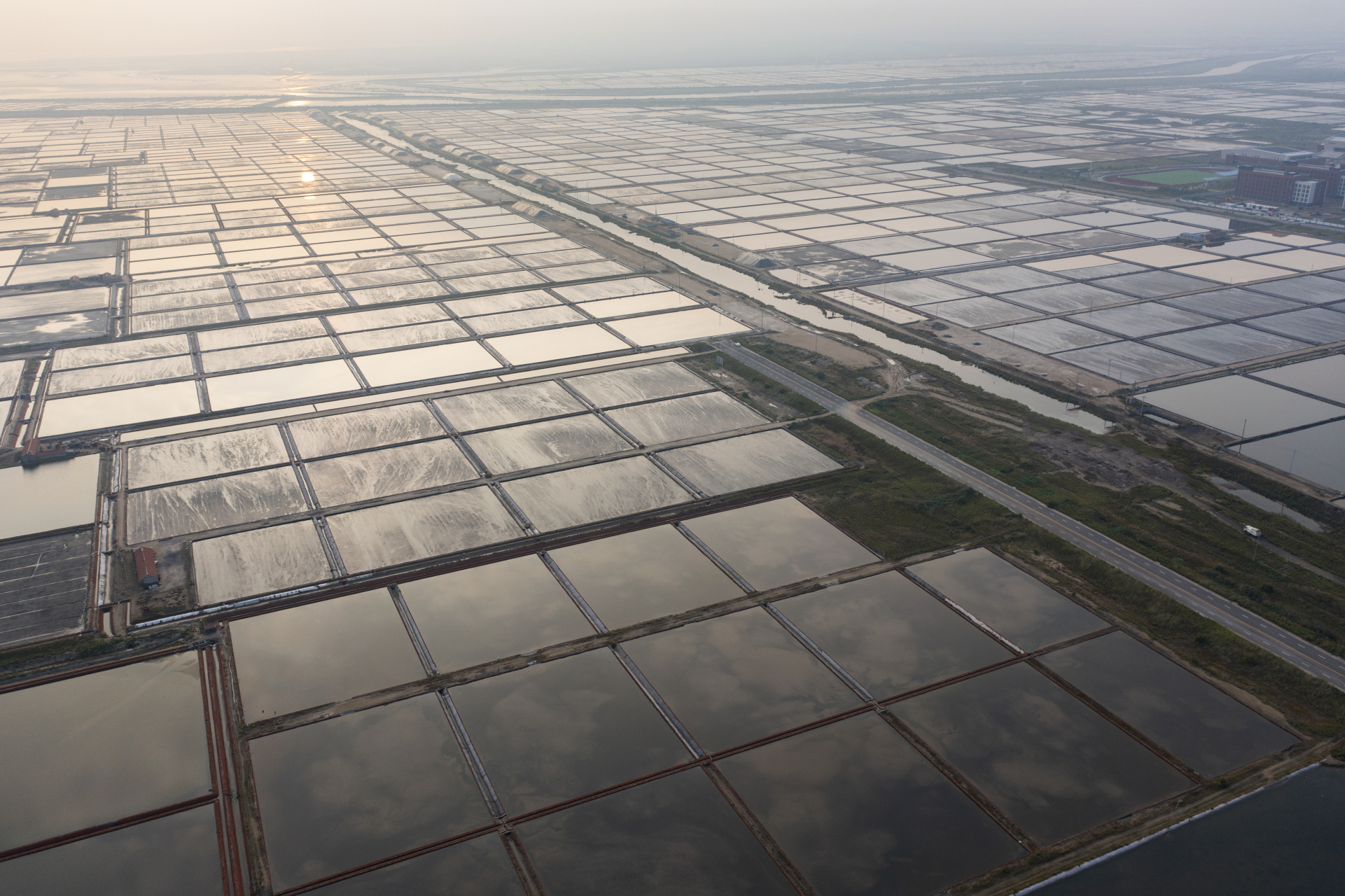 从空中俯瞰山东省潍坊市滨海区的广袤盐田,极目远眺,有始五尽.