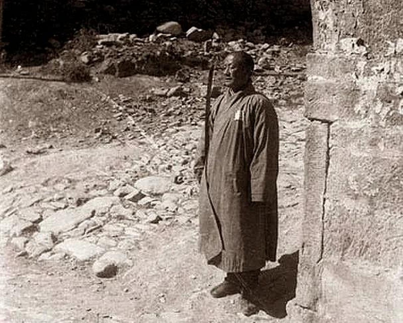 日军不断侵扰,一名寺庙僧人手握戒刀站岗,威风凛凛.