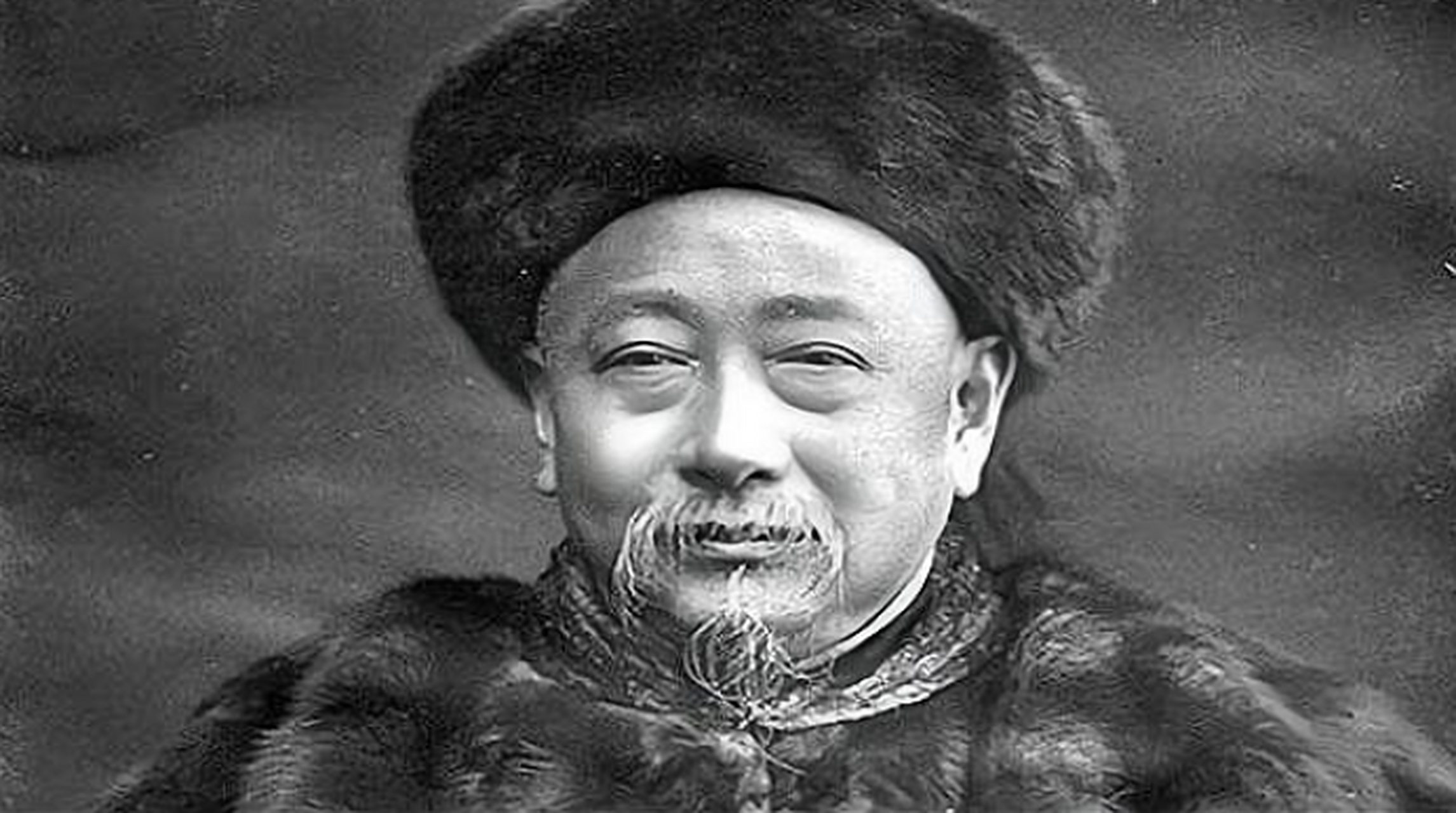 有一次路过湖北,晚清名士王闿运指着湖北总督段芝贵问身边一个老妈子