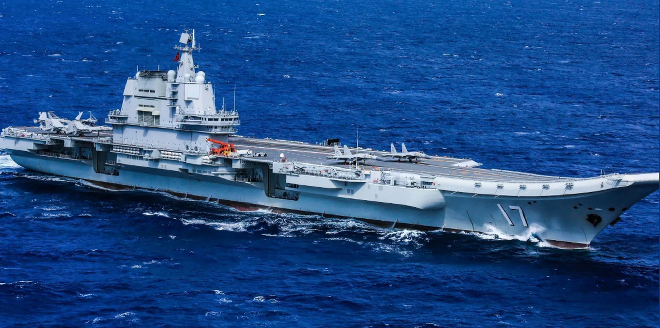 刚刚看到国外媒体报道"山东号航母穿越台湾海峡"是罕见的.