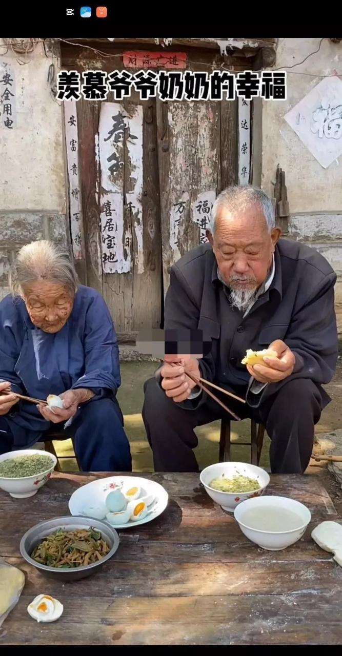 有一网友晒出村中一对恩爱老夫老妻,让人艳羡不已