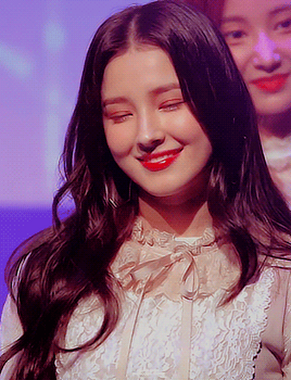 李承利的身材也与韩国女生追求的"瘦"不同,是那种肉感十足却又不胖的