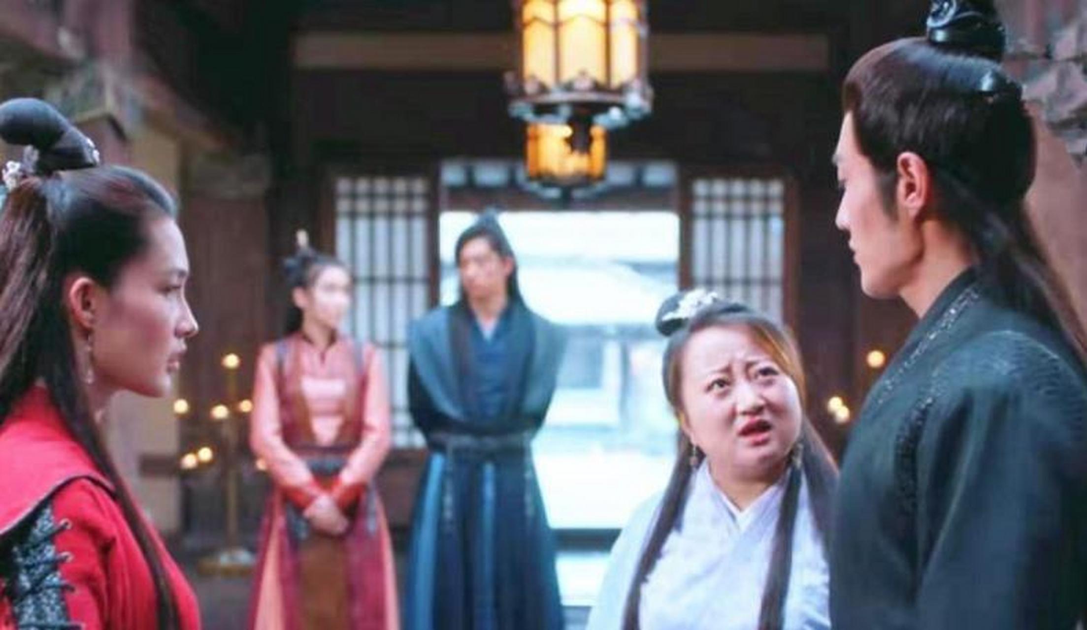 演员臧洪娜邓宁在街头摆地摊,卖力吆喝生意冷清,半天只卖9.