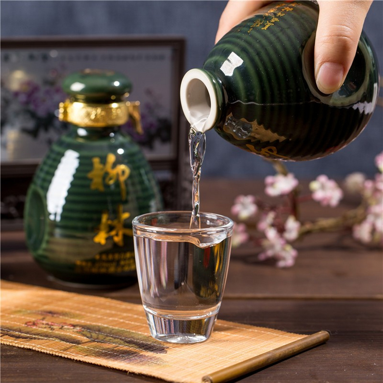 陕西柳林酒是中国著名的白酒之一,起源于西周时期的商代,并在秦汉时期