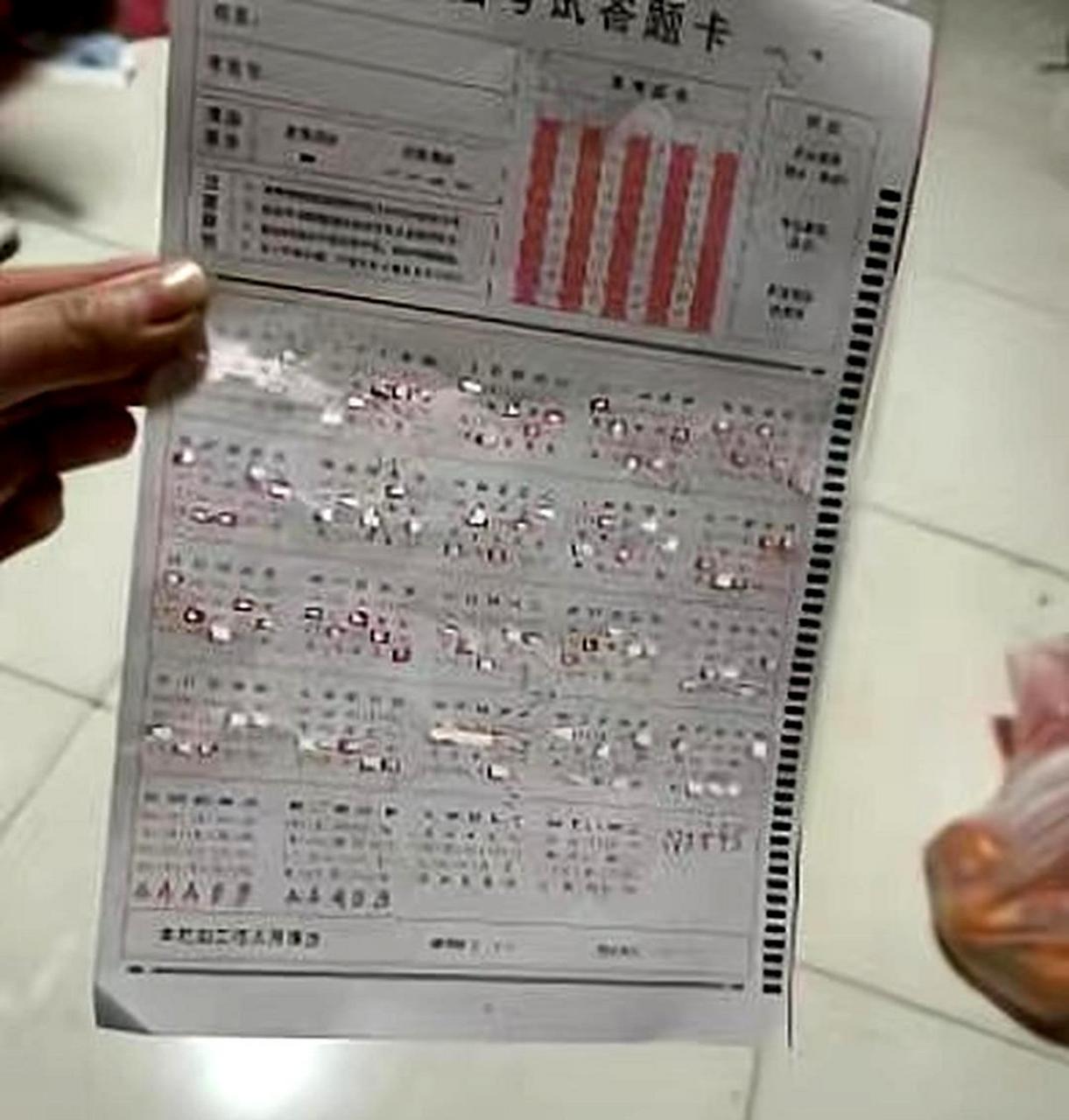 虽然这是电脑扫描的试卷,但老师仍需要手动阅卷,以确保准确性.